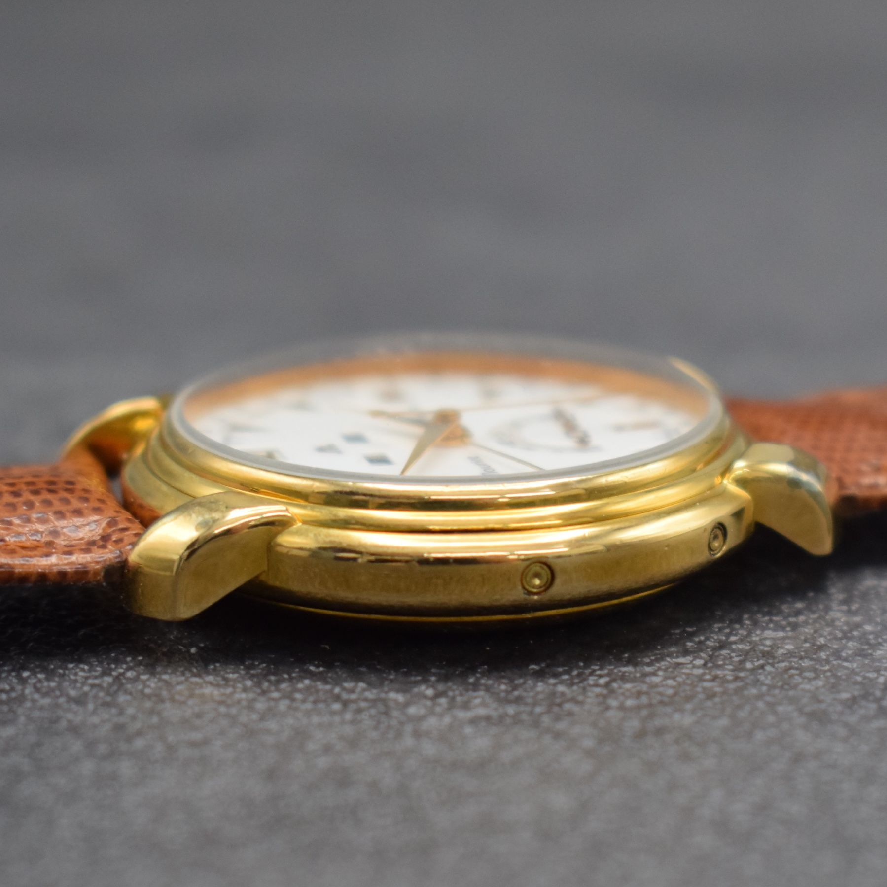 Detail e: MAURICE LACROIX Herrenarmbanduhr, Schweiz verk. lt. beil. Pap. 07/1992, Automatik, Ref. 44367, verg. Geh. beids. vergl., seitl. Korrekturdr., Boden & ...