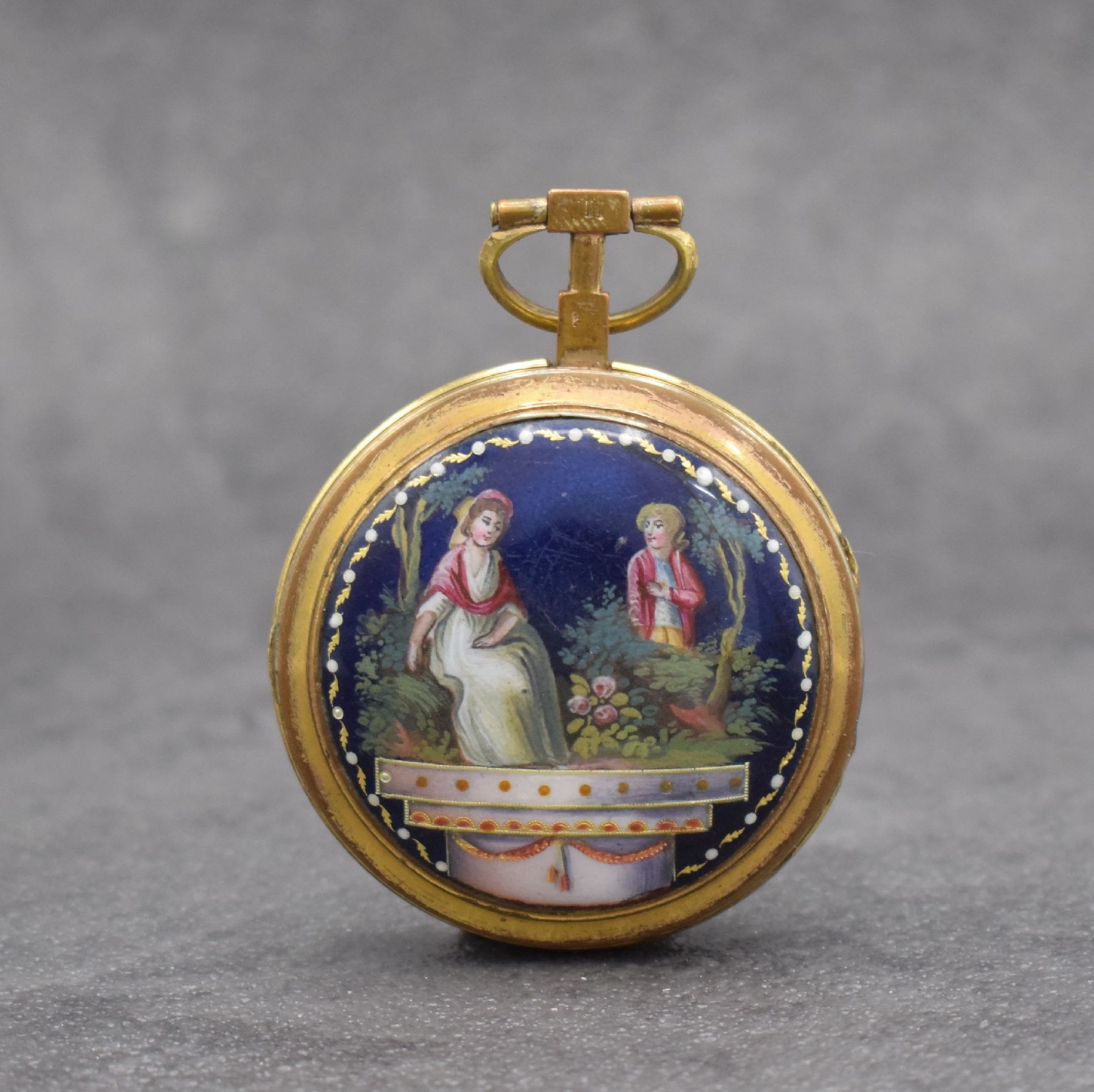 Spindeltaschenuhr mit Emailmalerei, Schweiz um 1800, verg. Gehäuse, Emailzifferbl. m. röm. Zahlen besch., Zeiger ers., Rückseite mit aufw. ...
