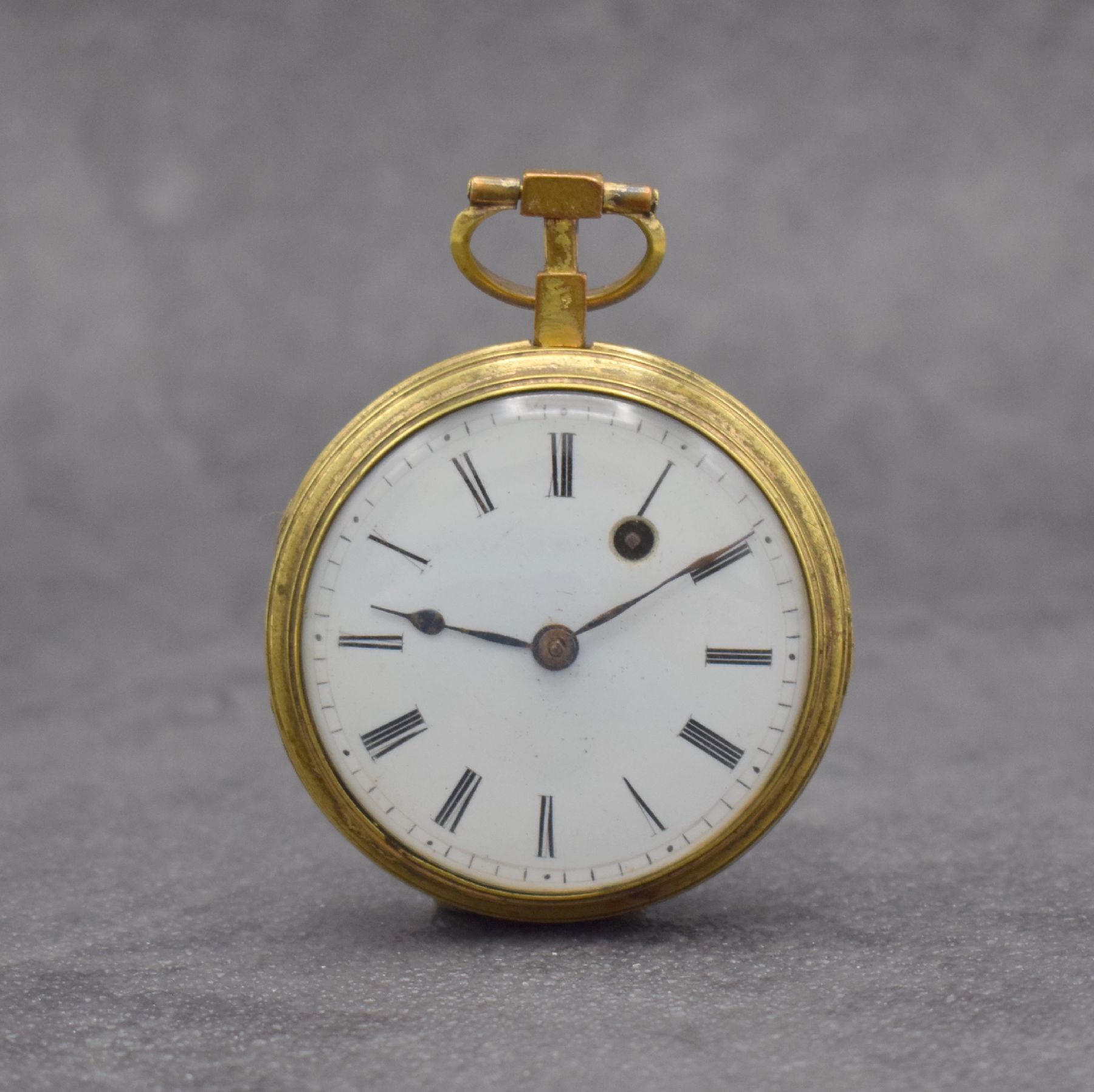Detail a: Spindeltaschenuhr mit Emailmalerei, Schweiz um 1800, verg. Gehäuse, Emailzifferbl. m. röm. Zahlen besch., Zeiger ers., Rückseite mit aufw. ...