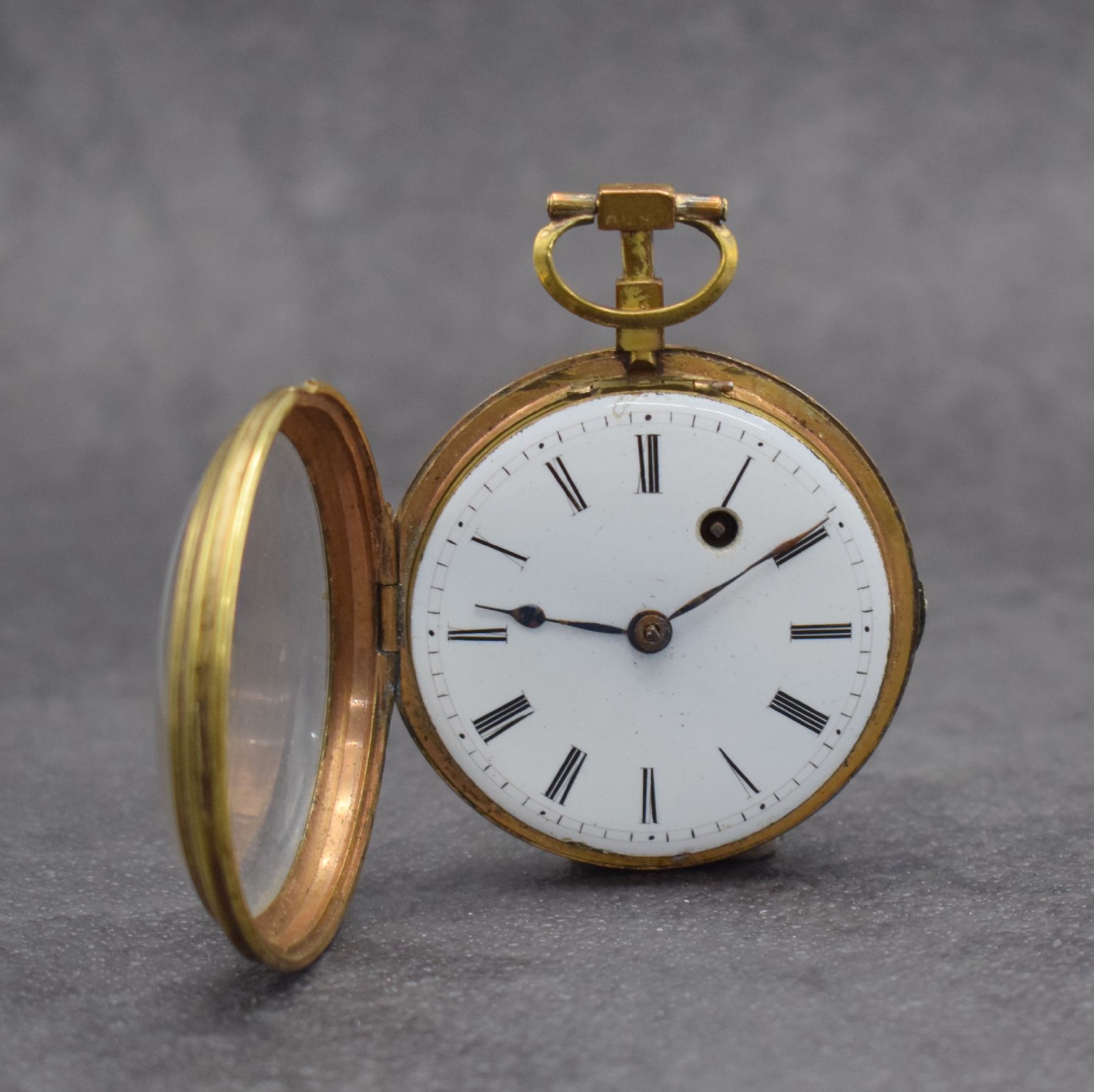 Detail b: Spindeltaschenuhr mit Emailmalerei, Schweiz um 1800, verg. Gehäuse, Emailzifferbl. m. röm. Zahlen besch., Zeiger ers., Rückseite mit aufw. ...