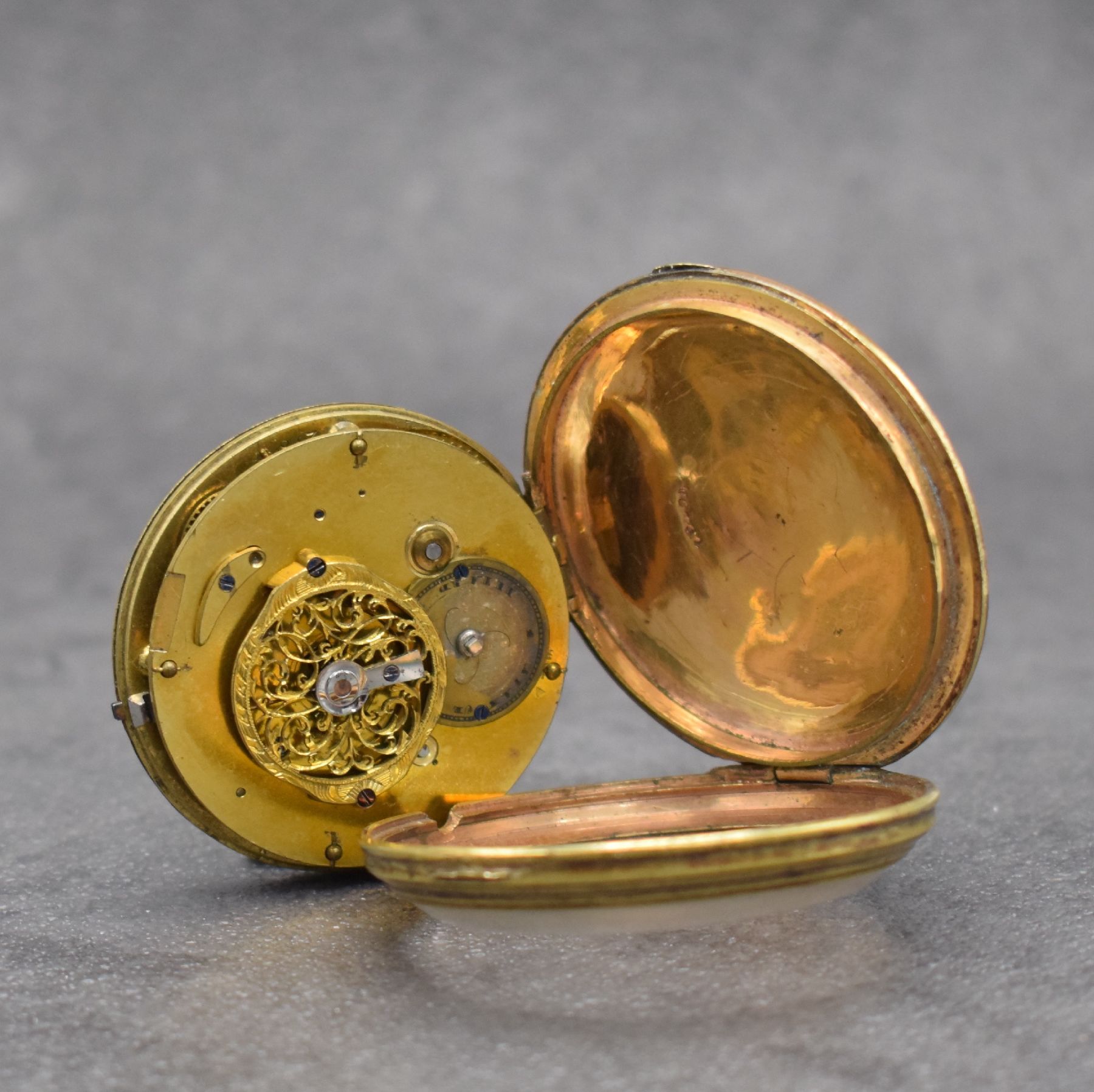 Detail c: Spindeltaschenuhr mit Emailmalerei, Schweiz um 1800, verg. Gehäuse, Emailzifferbl. m. röm. Zahlen besch., Zeiger ers., Rückseite mit aufw. ...