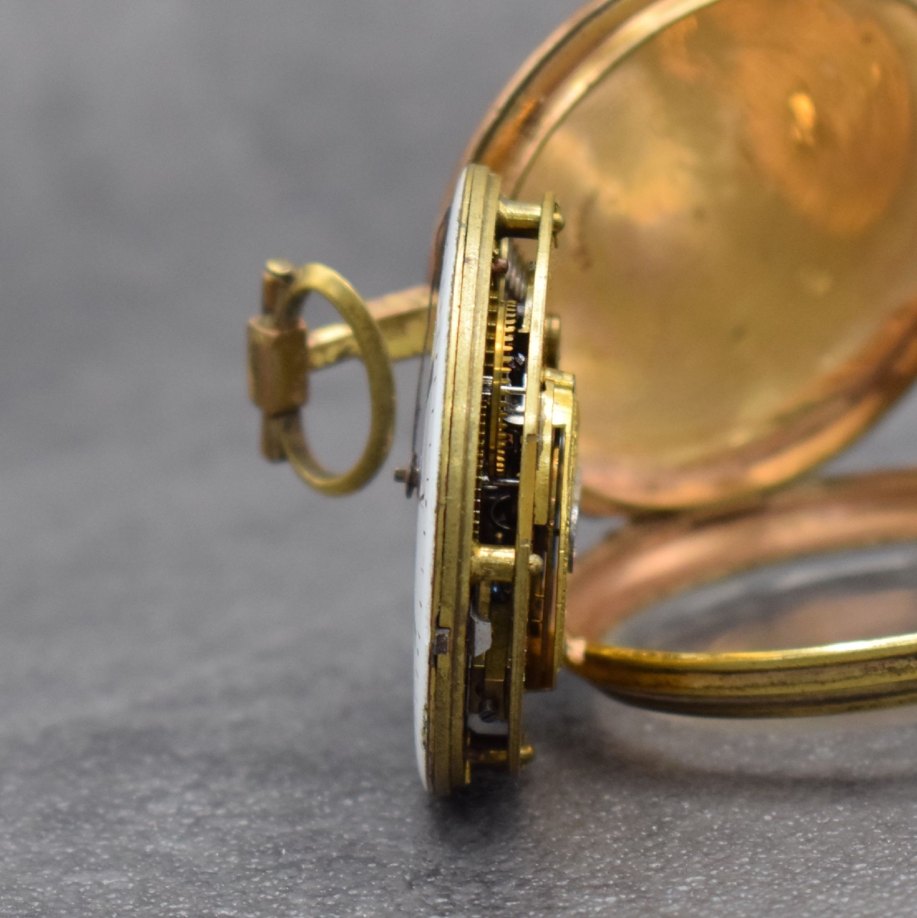 Detail d: Spindeltaschenuhr mit Emailmalerei, Schweiz um 1800, verg. Gehäuse, Emailzifferbl. m. röm. Zahlen besch., Zeiger ers., Rückseite mit aufw. ...