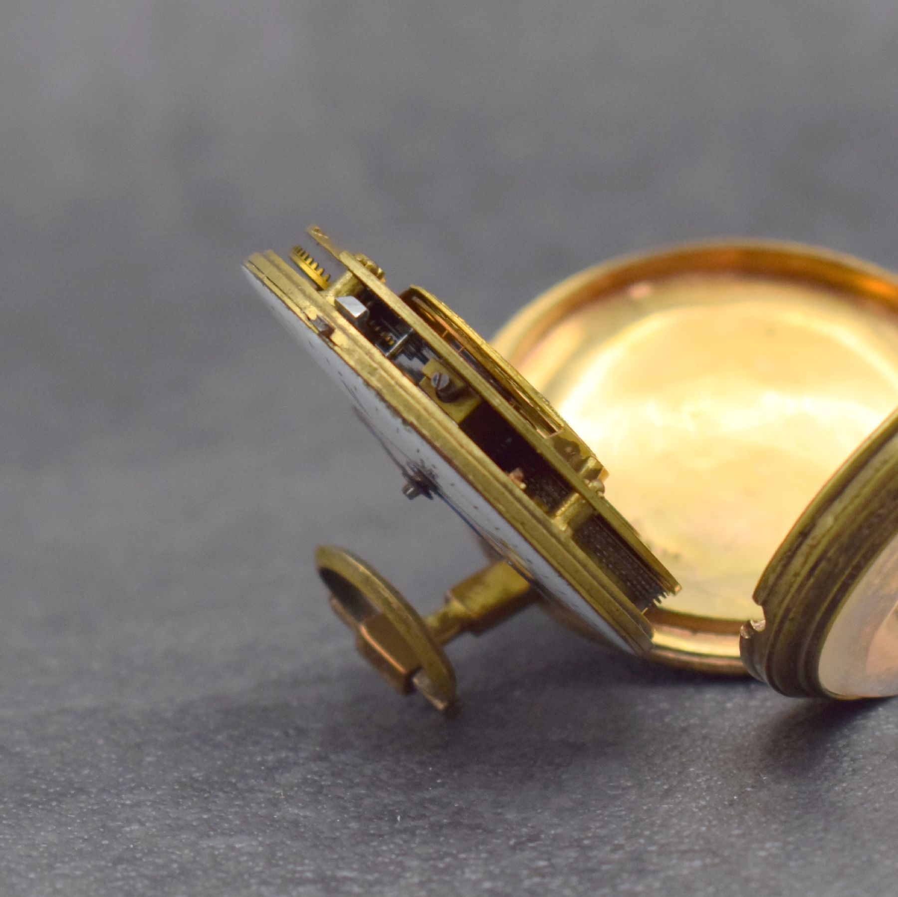 Detail e: Spindeltaschenuhr mit Emailmalerei, Schweiz um 1800, verg. Gehäuse, Emailzifferbl. m. röm. Zahlen besch., Zeiger ers., Rückseite mit aufw. ...