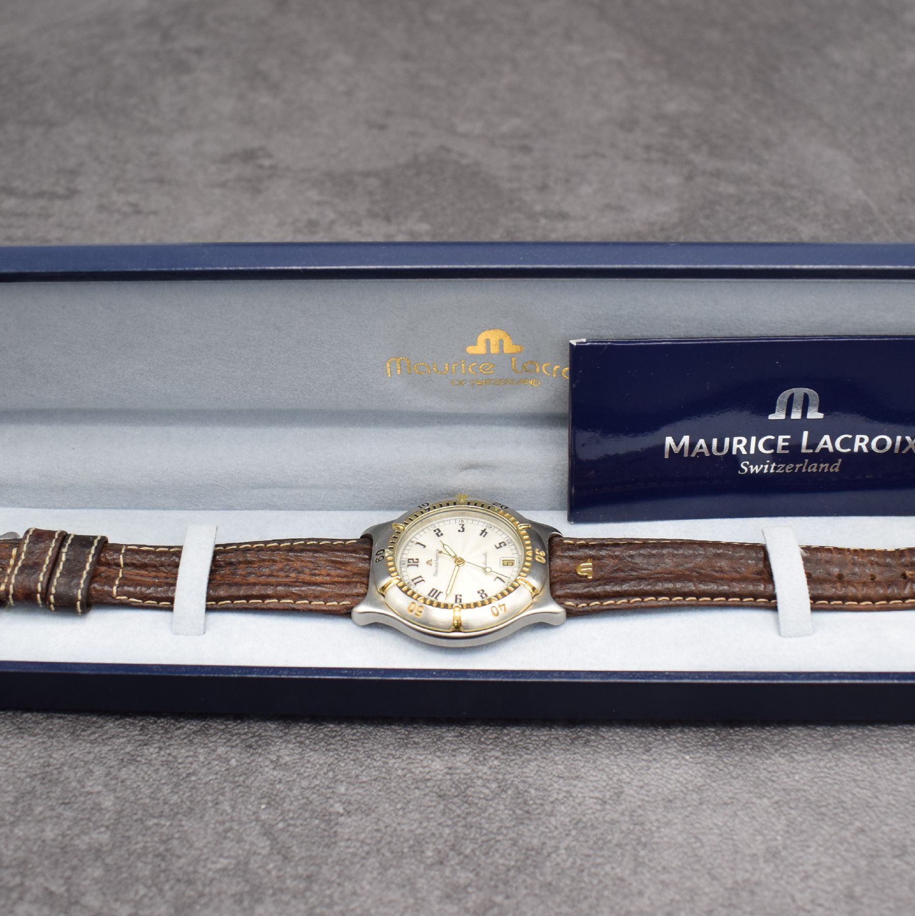 Detail e: MAURICE LACROIX Diver Herrenarmbanduhr, Schweiz um 1995, Automatik, Ref. 23267, Geh. in Stahl/Gold, Boden verschr., Maurice Lacroix Lederband m. ...