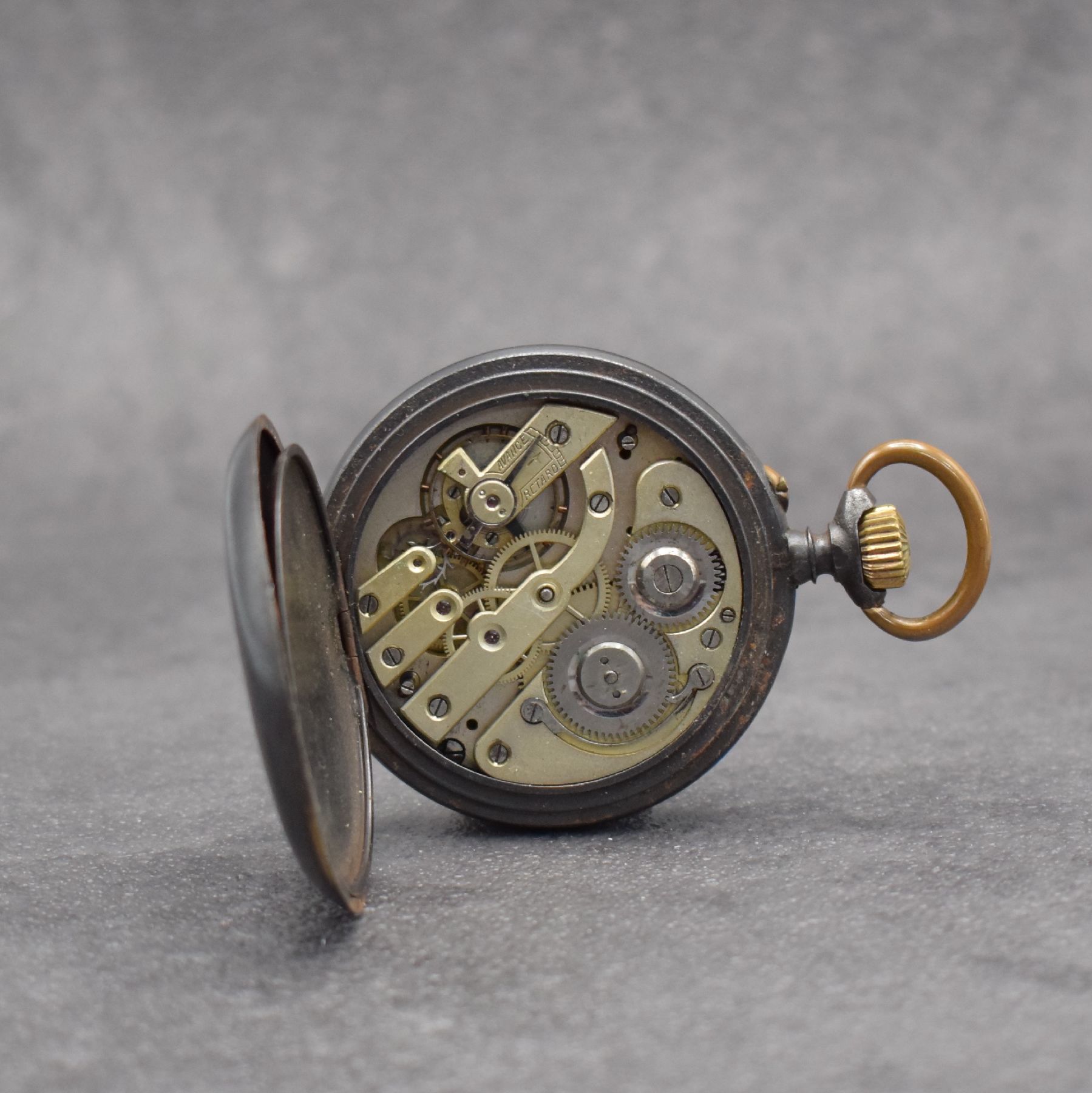 Detail n: 2 interessante Taschenuhren, beide Schweiz um 1900, 1) mit 6 Zeitzonen, Emailzifferbl. riss., brüniertes Geh., verg. Werk m. Schr.- Unr., D. ca. 52 ...