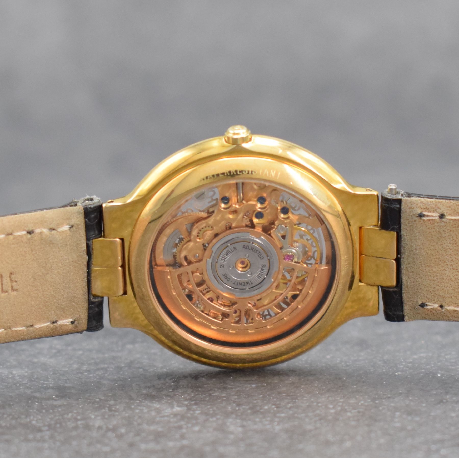 Detail e: MAURICE LACROIX skelettierte Herrenarmbanduhr, Schweiz um 1995, Automatik, verg. Geh. beids. vergl., Boden aufgedr., Maurice Lacroix Lederband m. ...