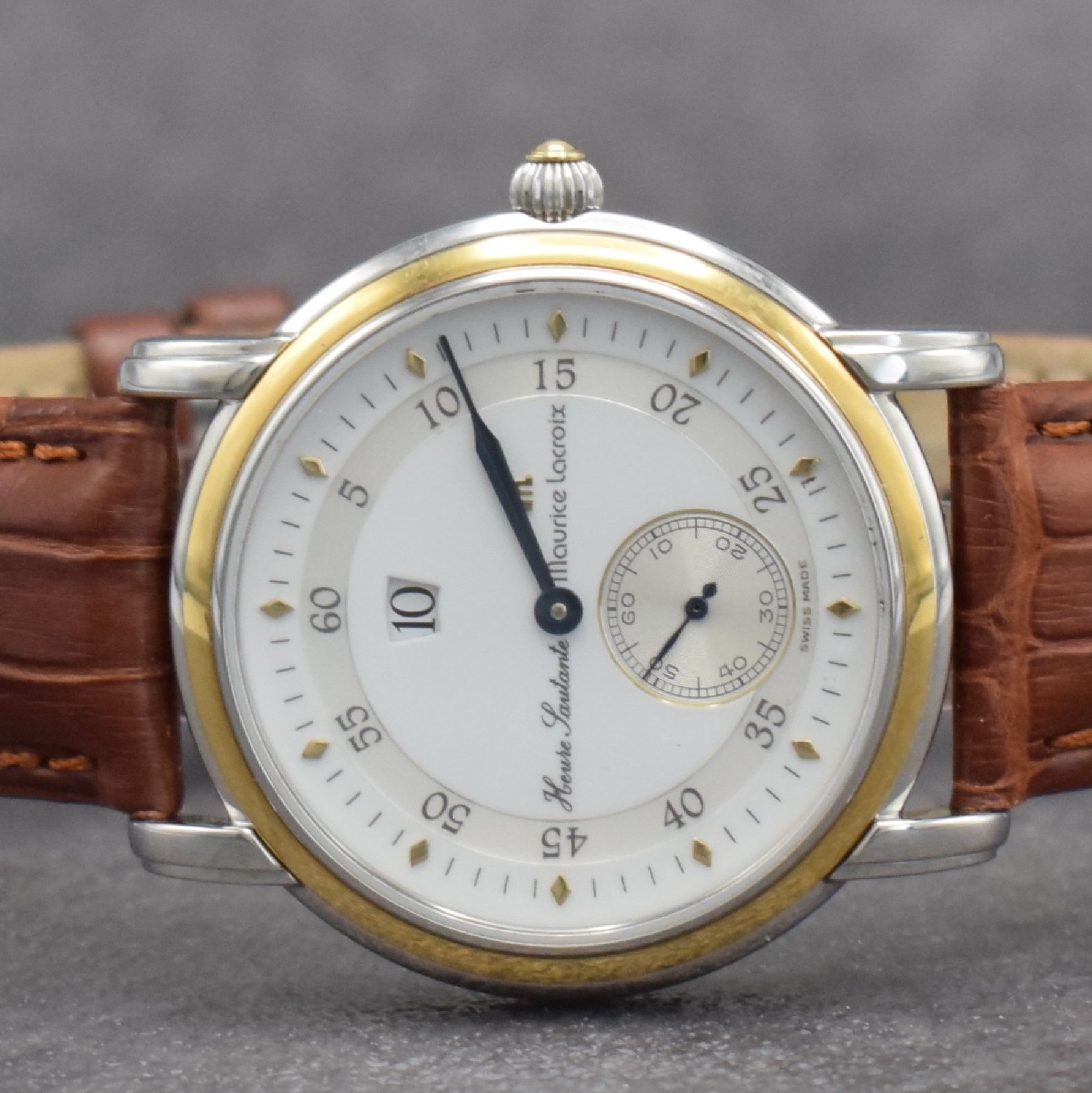 Detail a: MAURICE LACROIX Masterpiece Heure Sautante Herrenarmbanduhr, Schweiz um 2005, Handaufzug, beids. vergl. Edelstahlgeh., Boden aufgedr., Maurice ...