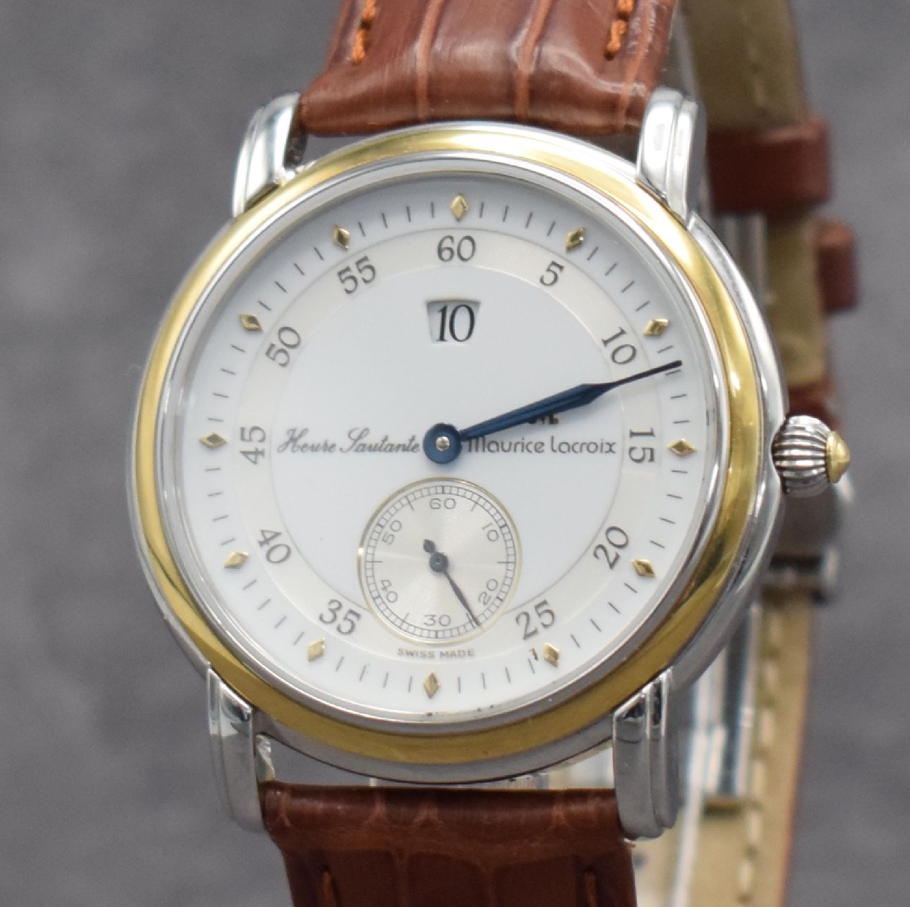 Detail c: MAURICE LACROIX Masterpiece Heure Sautante Herrenarmbanduhr, Schweiz um 2005, Handaufzug, beids. vergl. Edelstahlgeh., Boden aufgedr., Maurice ...
