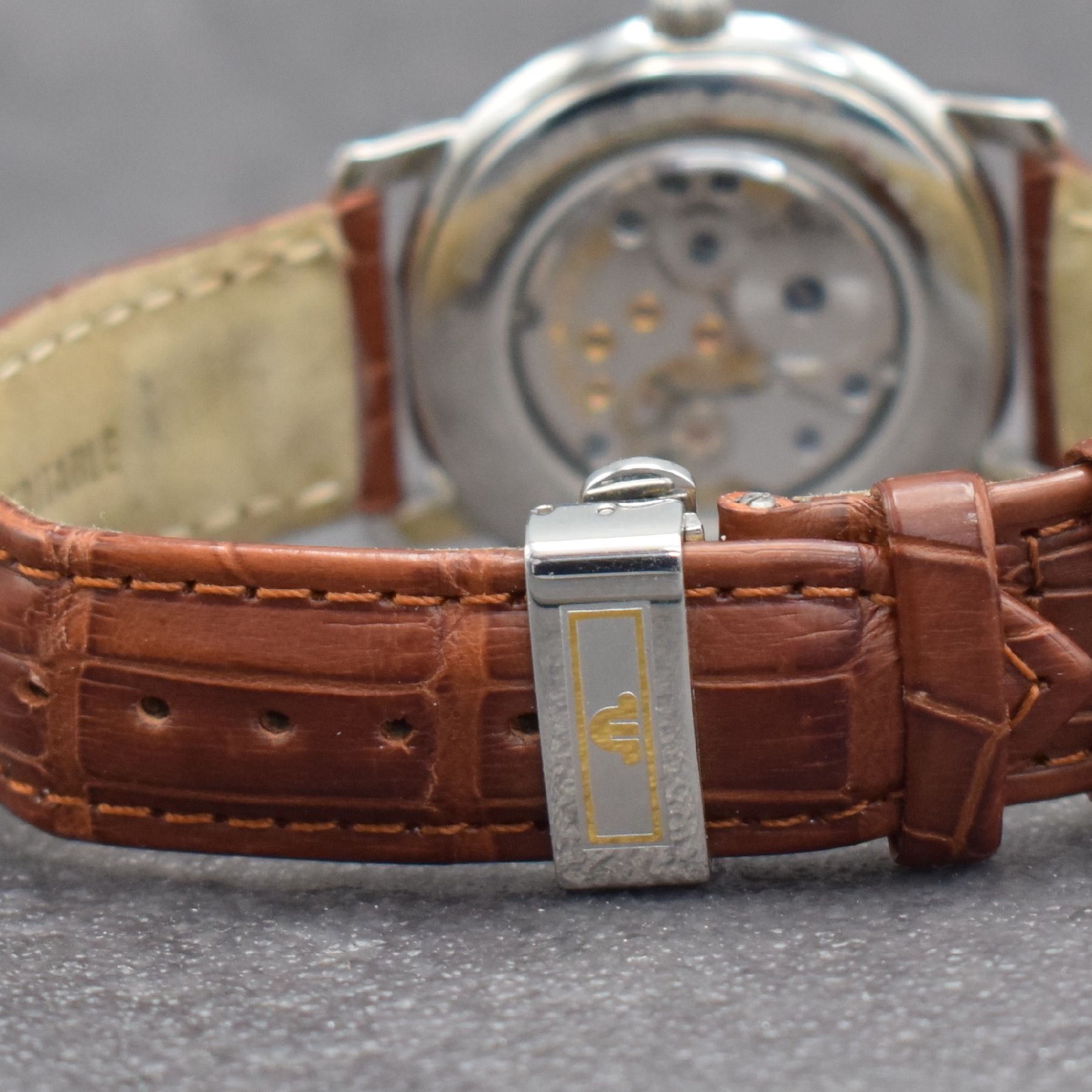 Detail e: MAURICE LACROIX Masterpiece Heure Sautante Herrenarmbanduhr, Schweiz um 2005, Handaufzug, beids. vergl. Edelstahlgeh., Boden aufgedr., Maurice ...