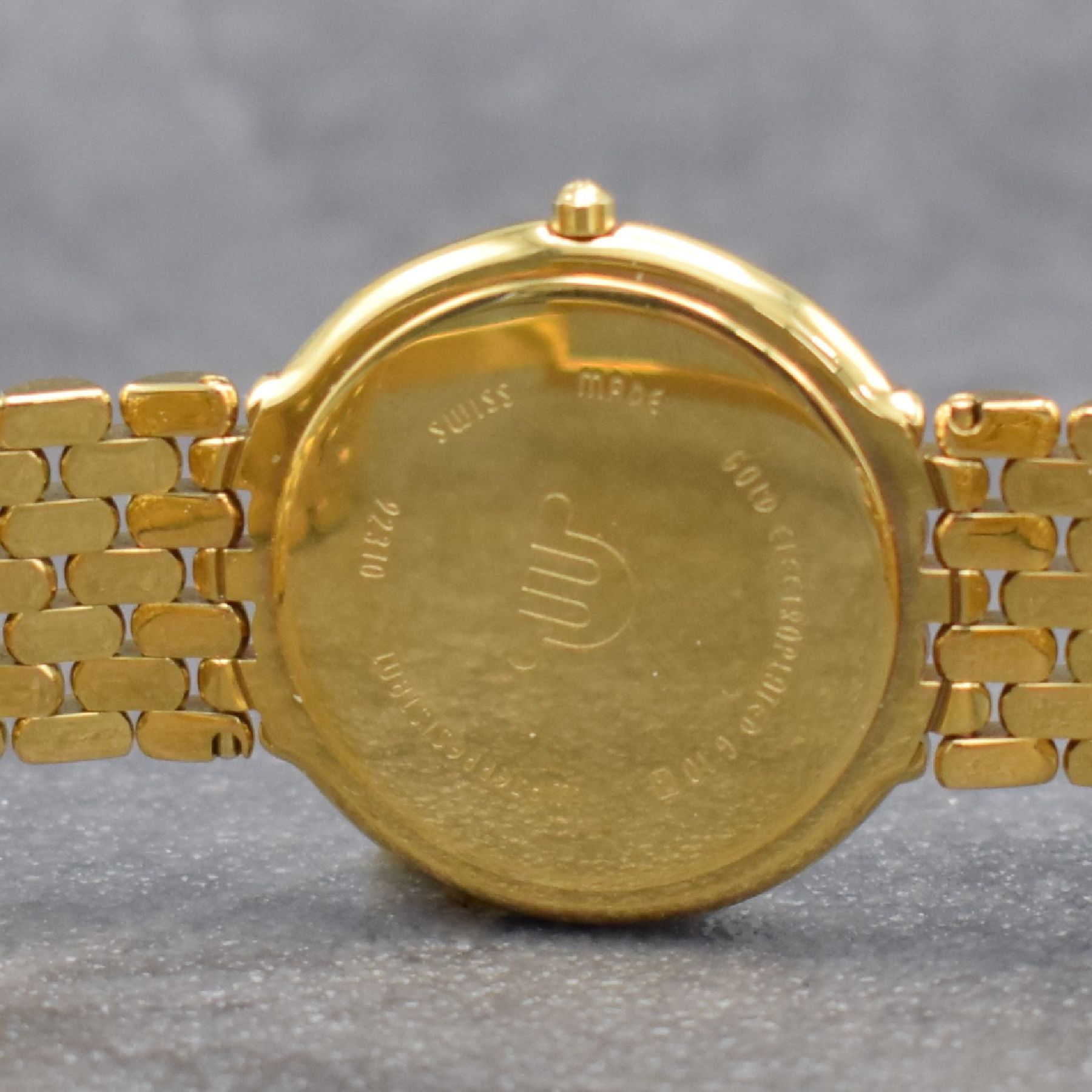 Detail e: MAURICE LACROIX Herrenarmbanduhr, Schweiz um 2000, quarz, verg. Stahlgeh., Boden aufgedr., verg. Maurice Lacroix Gliederband, weißes Zifferbl. m. ...