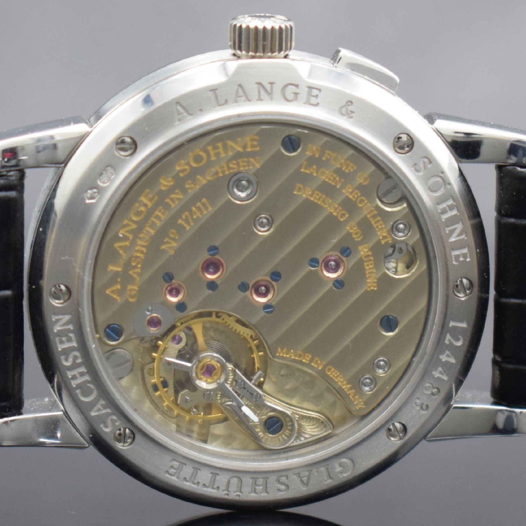 Detail e: A. LANGE & SÖHNE feine Armbanduhr Modell Saxonia in WG 750/000, Handaufzug, Deutschland um 2000, Ref. 102.027, Lederband m. orig. WG 750/000 ...
