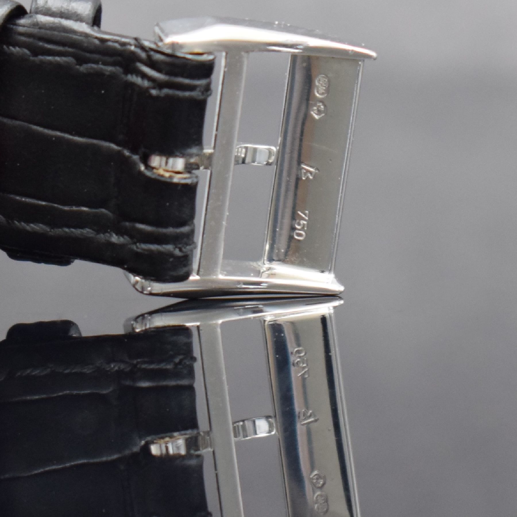 Detail h: A. LANGE & SÖHNE feine Armbanduhr Modell Saxonia in WG 750/000, Handaufzug, Deutschland um 2000, Ref. 102.027, Lederband m. orig. WG 750/000 ...