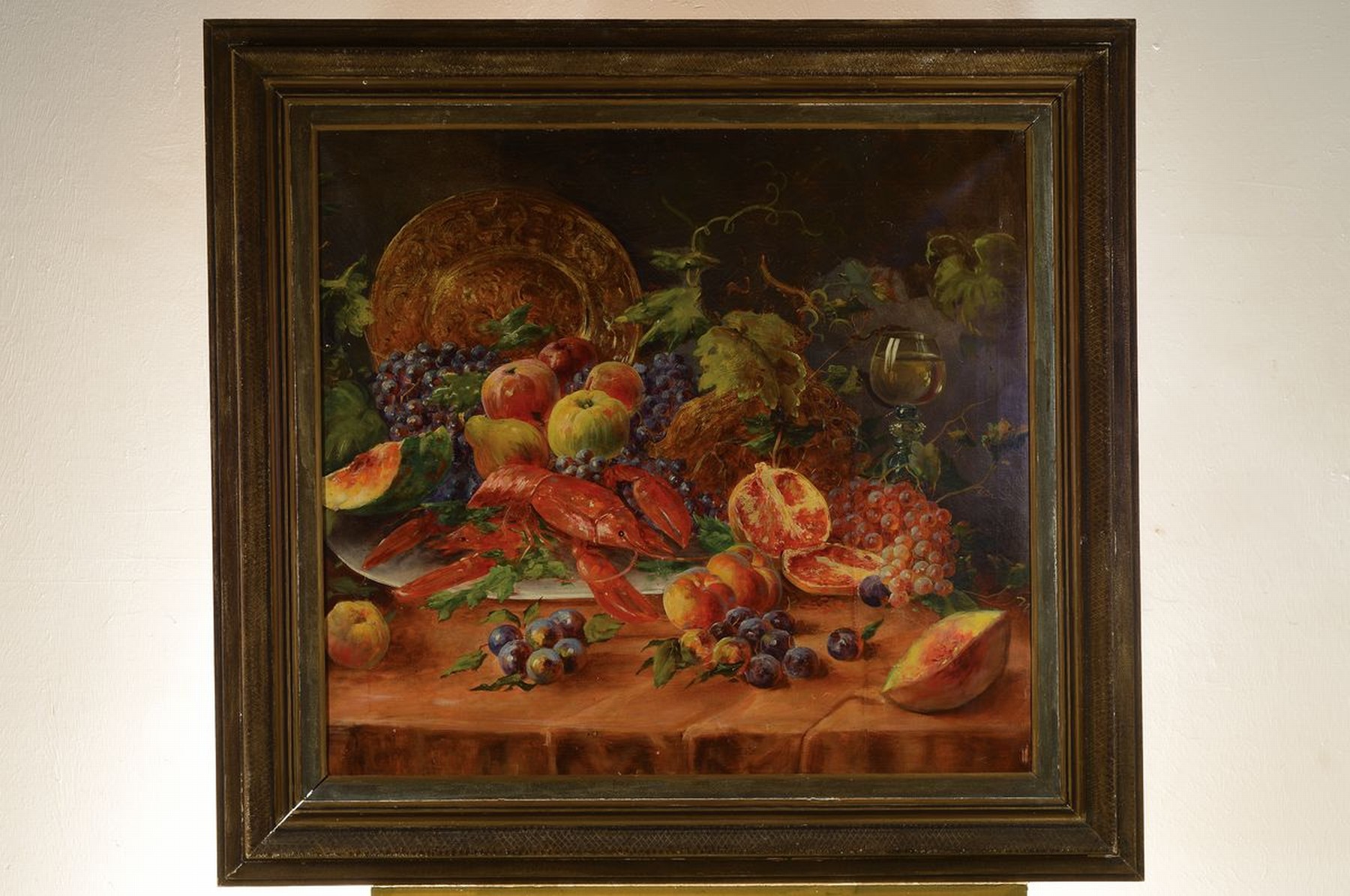 Detail k: Unbekannter Künstler, um 1900-1920, Üppiges Stillleben mit Hummer, Wein, Bronzeteller und Früchten, Öl/Lwd, unsigniert, ca. 80x86cm, R. ca. ...