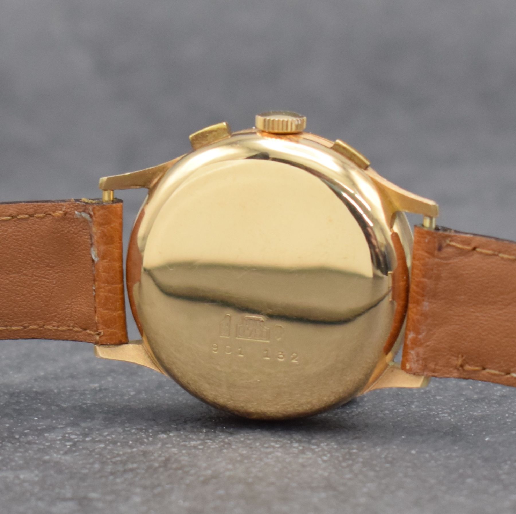 Detail d: CHRONOGRAPHE SUISSE Herrenarmbanduhr mit Chronograph in RG 750/000, Schweiz um 1950, Handaufzug, 3-teil. Geh. dell., Boden & Glasrand aufgedr., ...