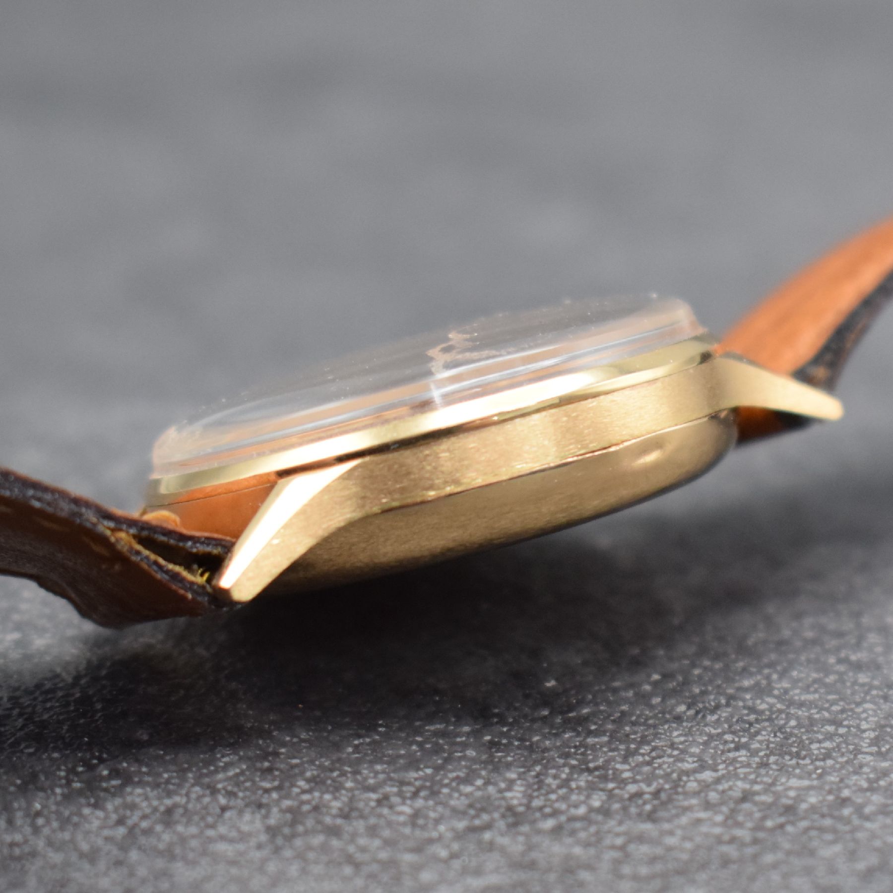 Detail e: CHRONOGRAPHE SUISSE Herrenarmbanduhr mit Chronograph in RG 750/000, Schweiz um 1950, Handaufzug, 3-teil. Geh. dell., Boden & Glasrand aufgedr., ...