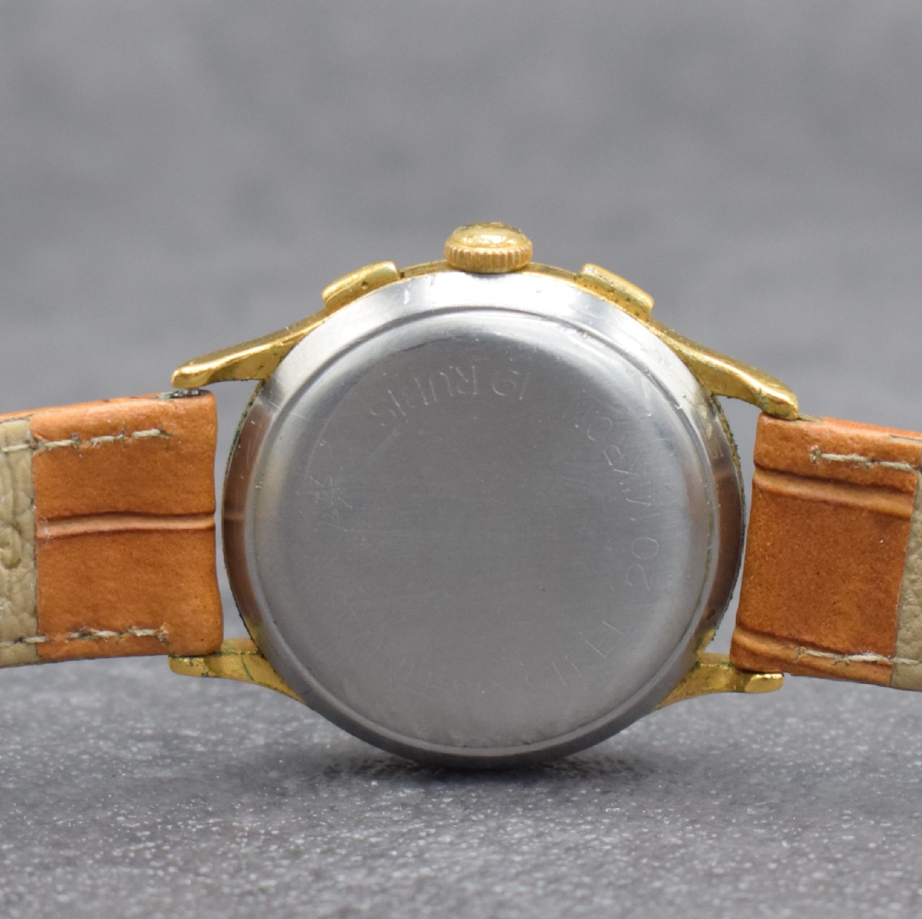 Detail d: JUNGHANS Schaltradchronograph Kaliber 88, Deutschland um 1954, Handaufzug, verg. Geh. dell., Edelstahlboden & Glasrand aufgedr., silb. Zifferbl. ...