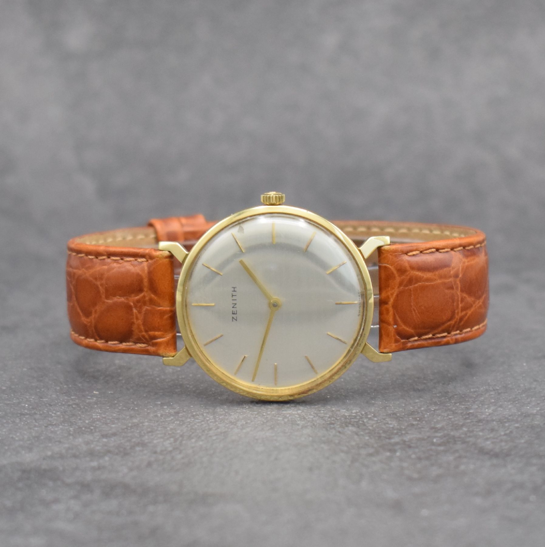 ZENITH Herrenarmbanduhr in GG 750/000, Handaufzug, Schweiz um 1982, Boden & Glasrand aufgedr., vers. Zifferbl. m. aufgel. Indizes l. fl., Anz. v. ...