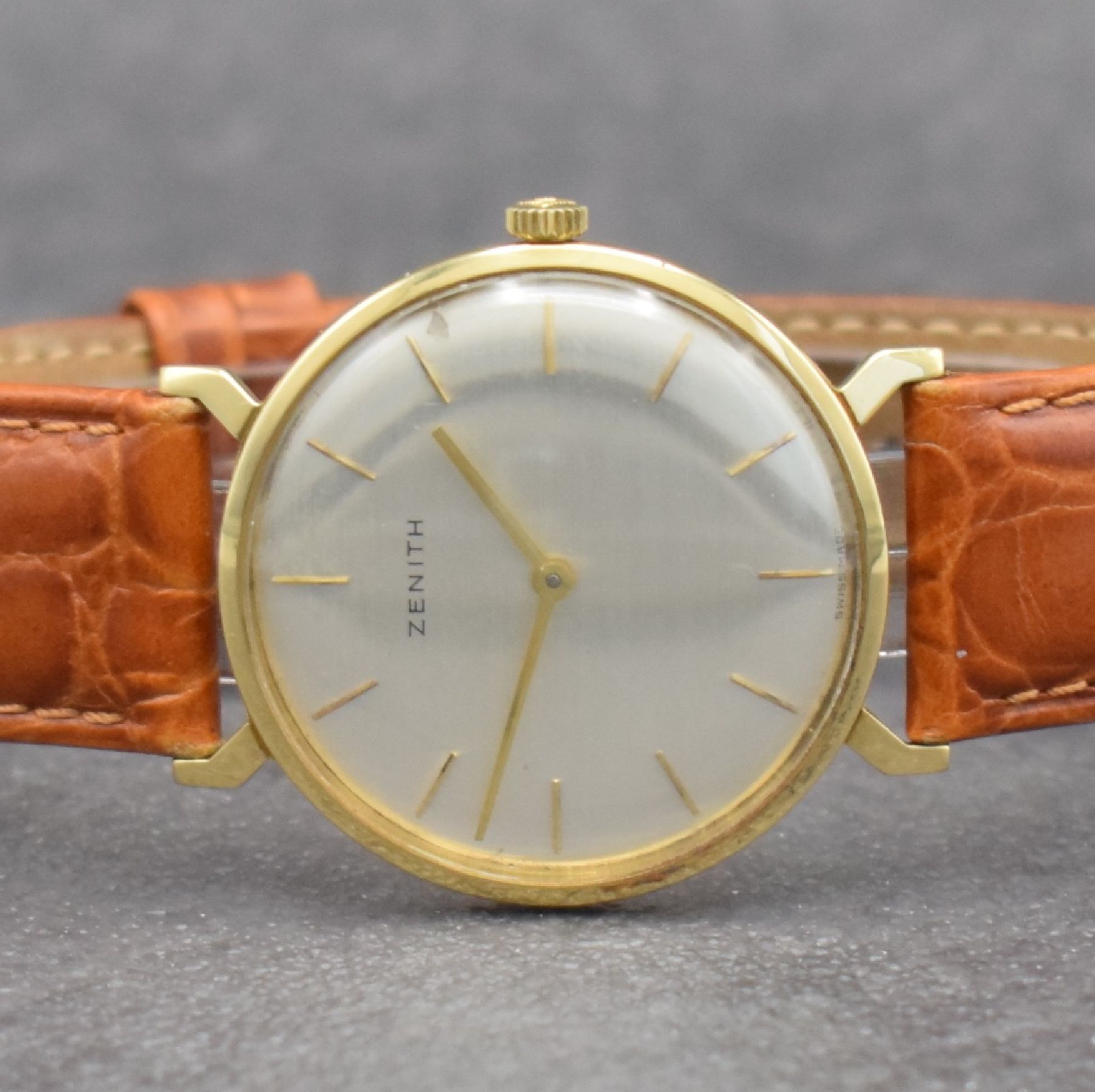 Detail a: ZENITH Herrenarmbanduhr in GG 750/000, Handaufzug, Schweiz um 1982, Boden & Glasrand aufgedr., vers. Zifferbl. m. aufgel. Indizes l. fl., Anz. v. ...