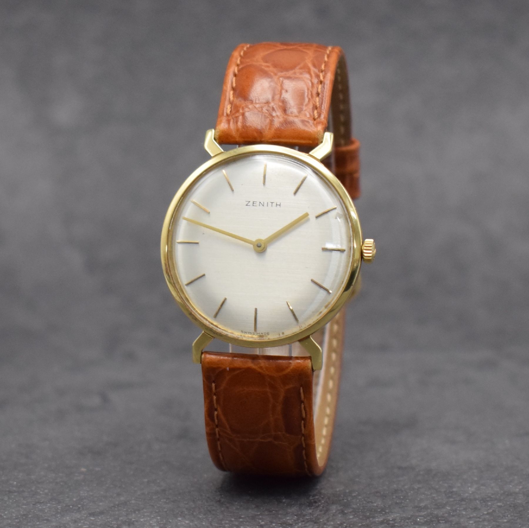 Detail b: ZENITH Herrenarmbanduhr in GG 750/000, Handaufzug, Schweiz um 1982, Boden & Glasrand aufgedr., vers. Zifferbl. m. aufgel. Indizes l. fl., Anz. v. ...