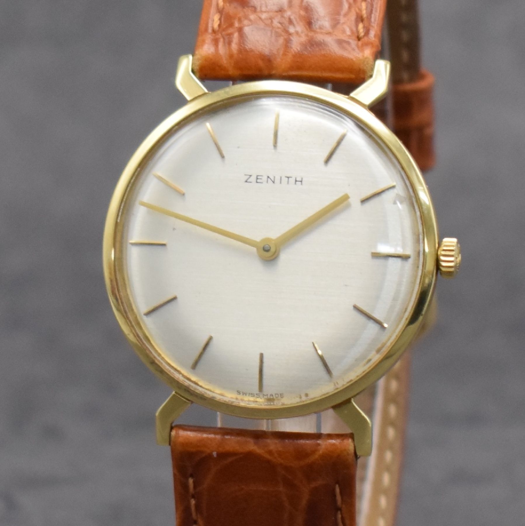 Detail c: ZENITH Herrenarmbanduhr in GG 750/000, Handaufzug, Schweiz um 1982, Boden & Glasrand aufgedr., vers. Zifferbl. m. aufgel. Indizes l. fl., Anz. v. ...