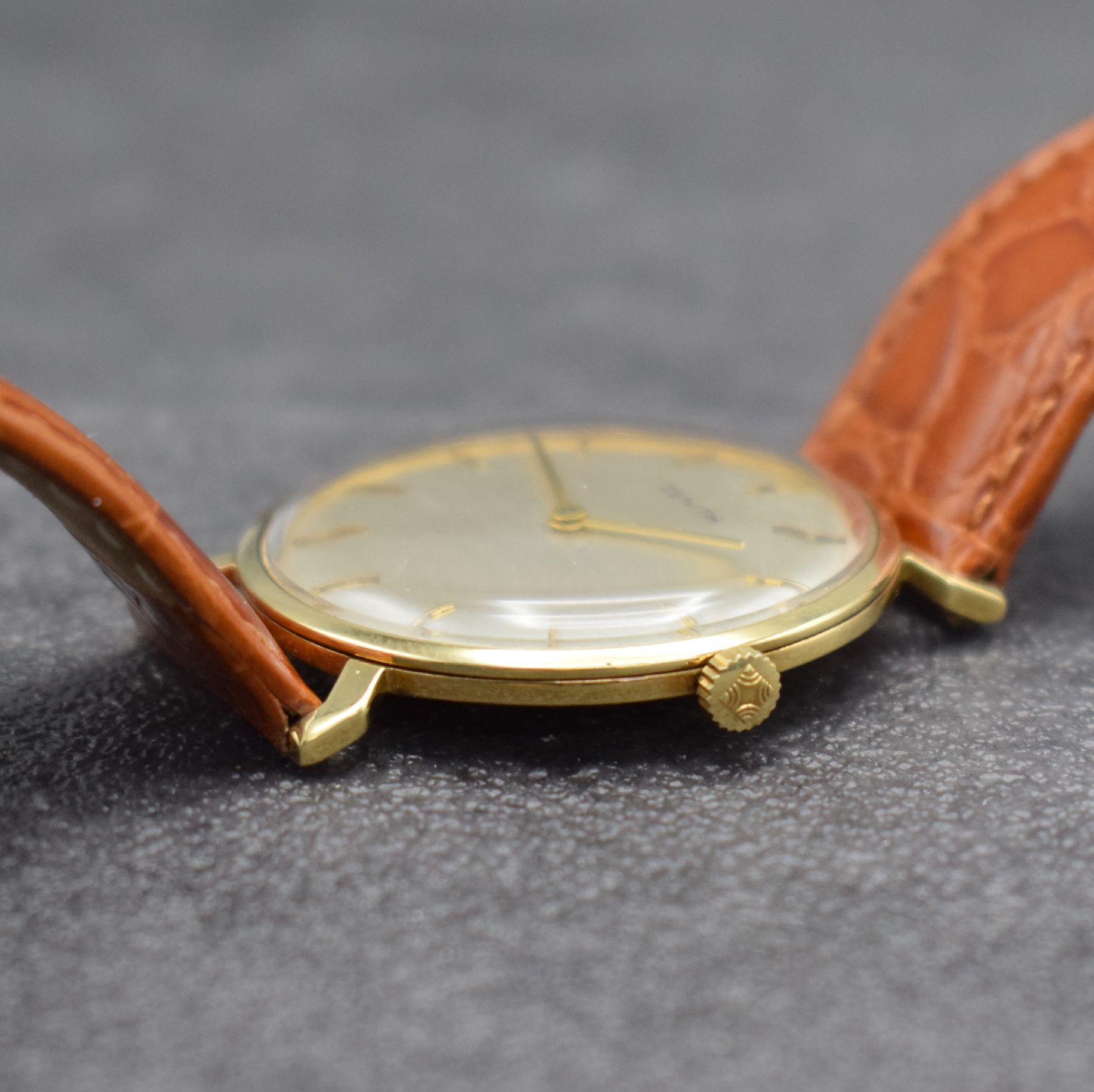 Detail d: ZENITH Herrenarmbanduhr in GG 750/000, Handaufzug, Schweiz um 1982, Boden & Glasrand aufgedr., vers. Zifferbl. m. aufgel. Indizes l. fl., Anz. v. ...