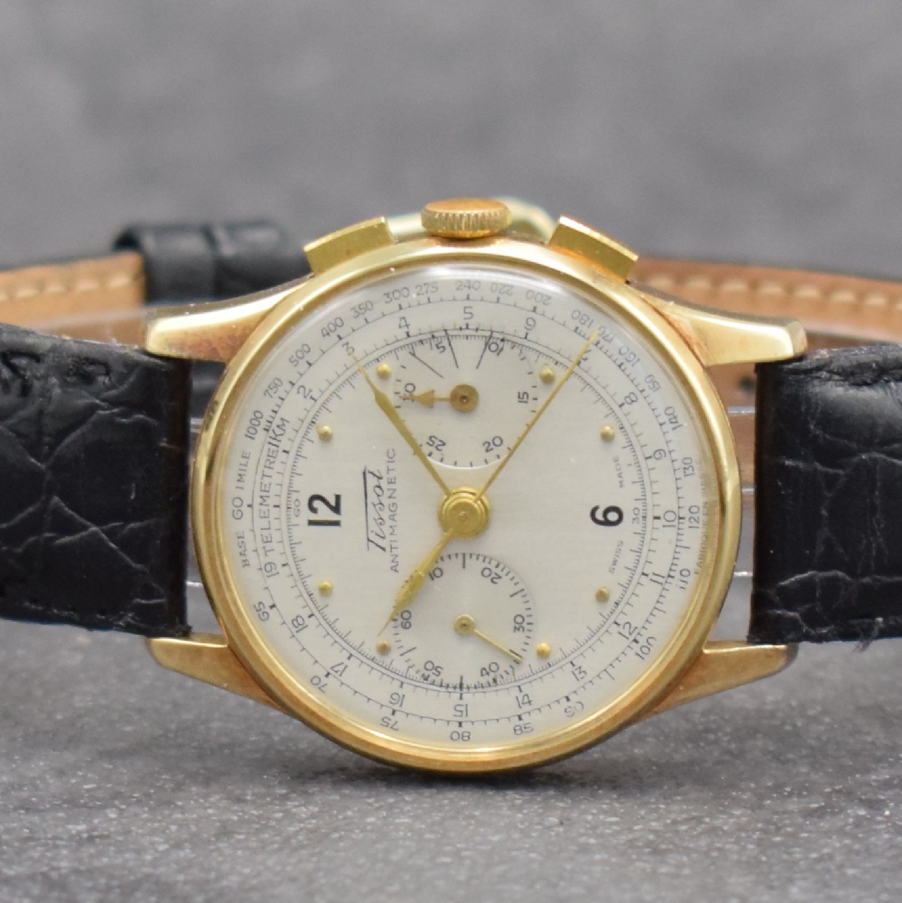 Detail a: TISSOT seltener Schaltradchronograph in GG 585/000, Handaufzug, Schweiz um 1940, Boden & Glasrand aufgedr., Zifferbl. rest., 30 Min.- Stoppz., Tele- ...