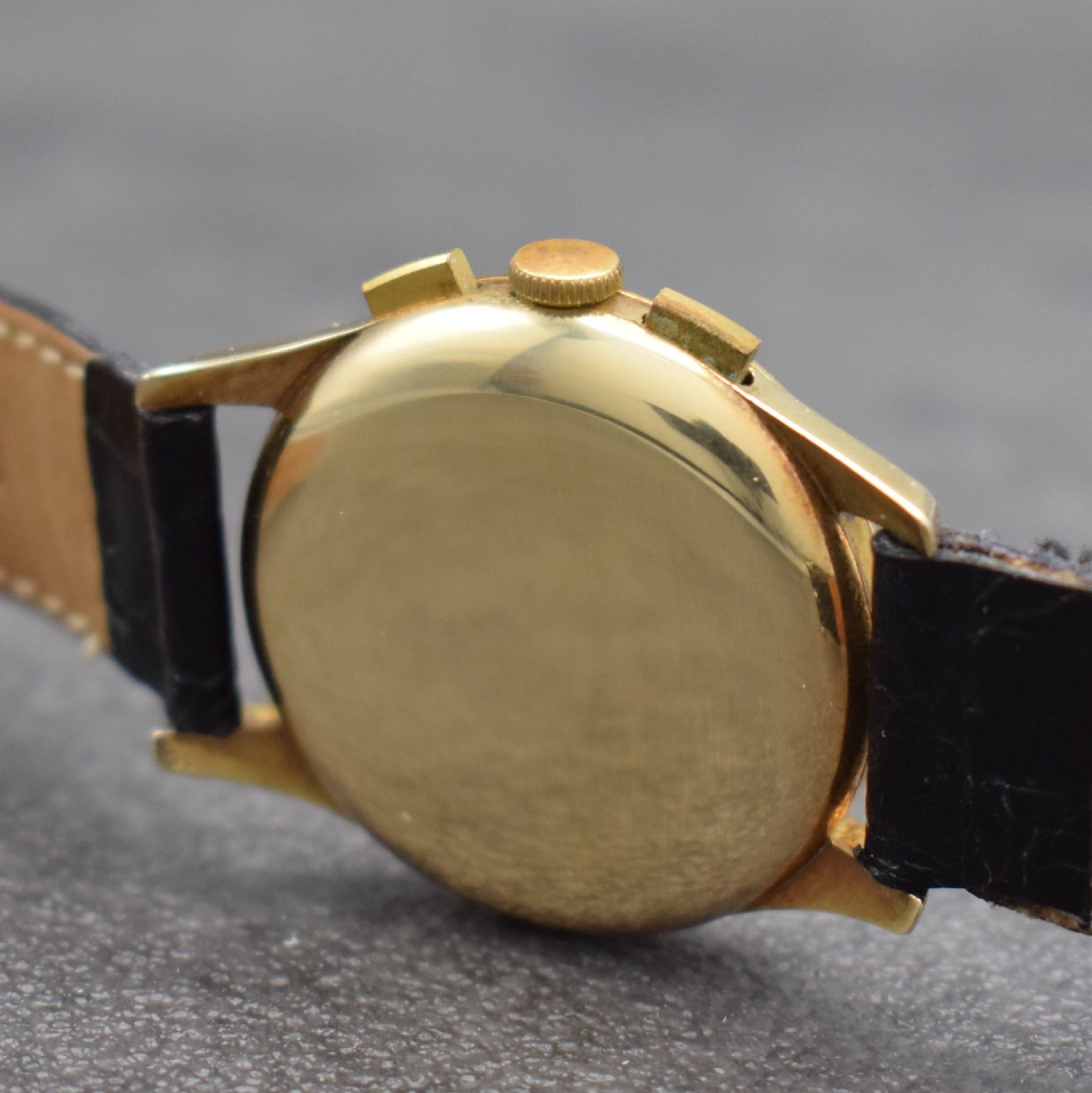 Detail d: TISSOT seltener Schaltradchronograph in GG 585/000, Handaufzug, Schweiz um 1940, Boden & Glasrand aufgedr., Zifferbl. rest., 30 Min.- Stoppz., Tele- ...