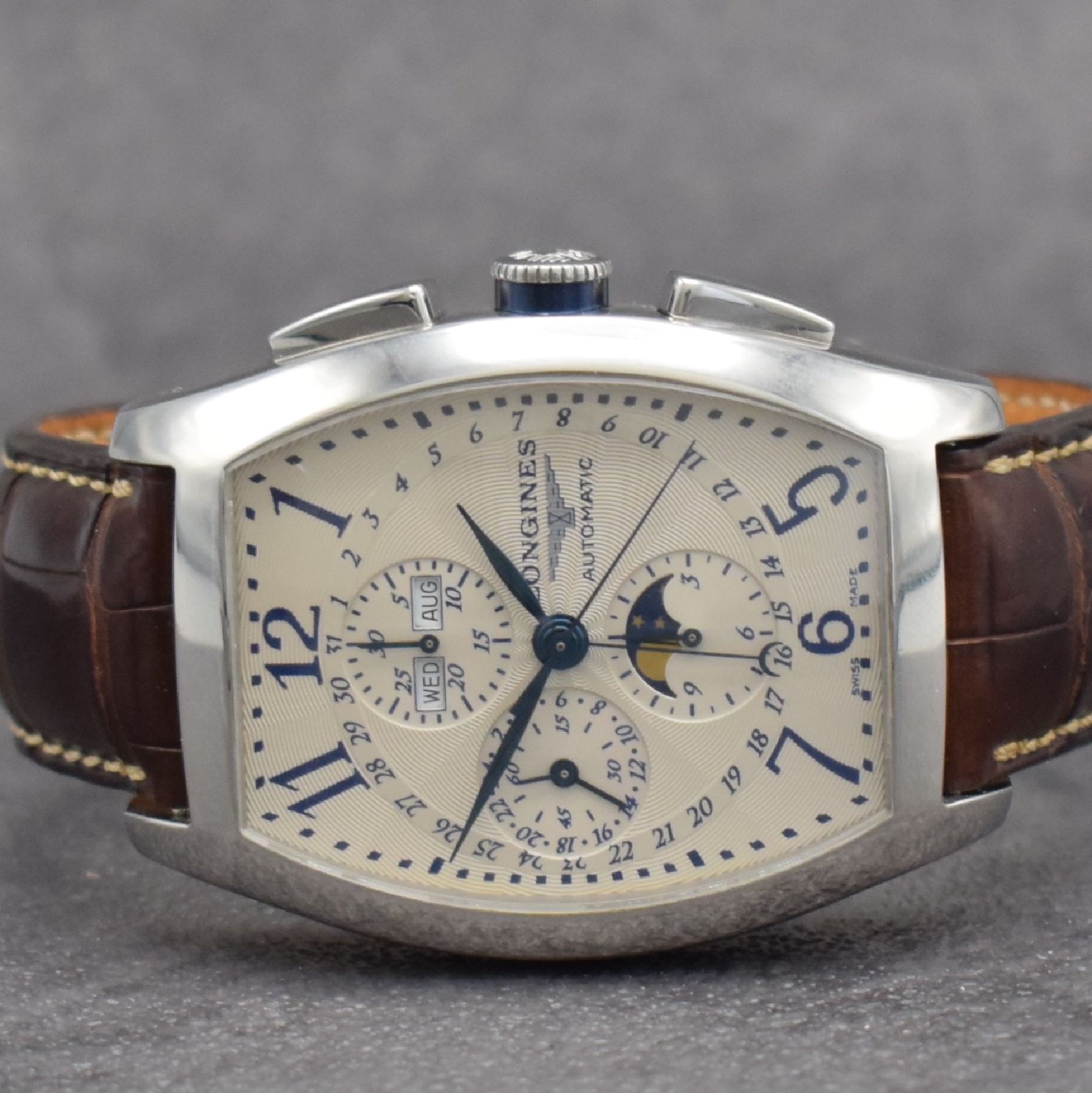 Detail a: LONGINES Evidenza Moonphase Armbandchronograph XL, Automatik, Schweiz um 2011, Ref. L2.688.4, tonneau-förm. Edelstahlgeh. inkl. orig. Lederband m. ...