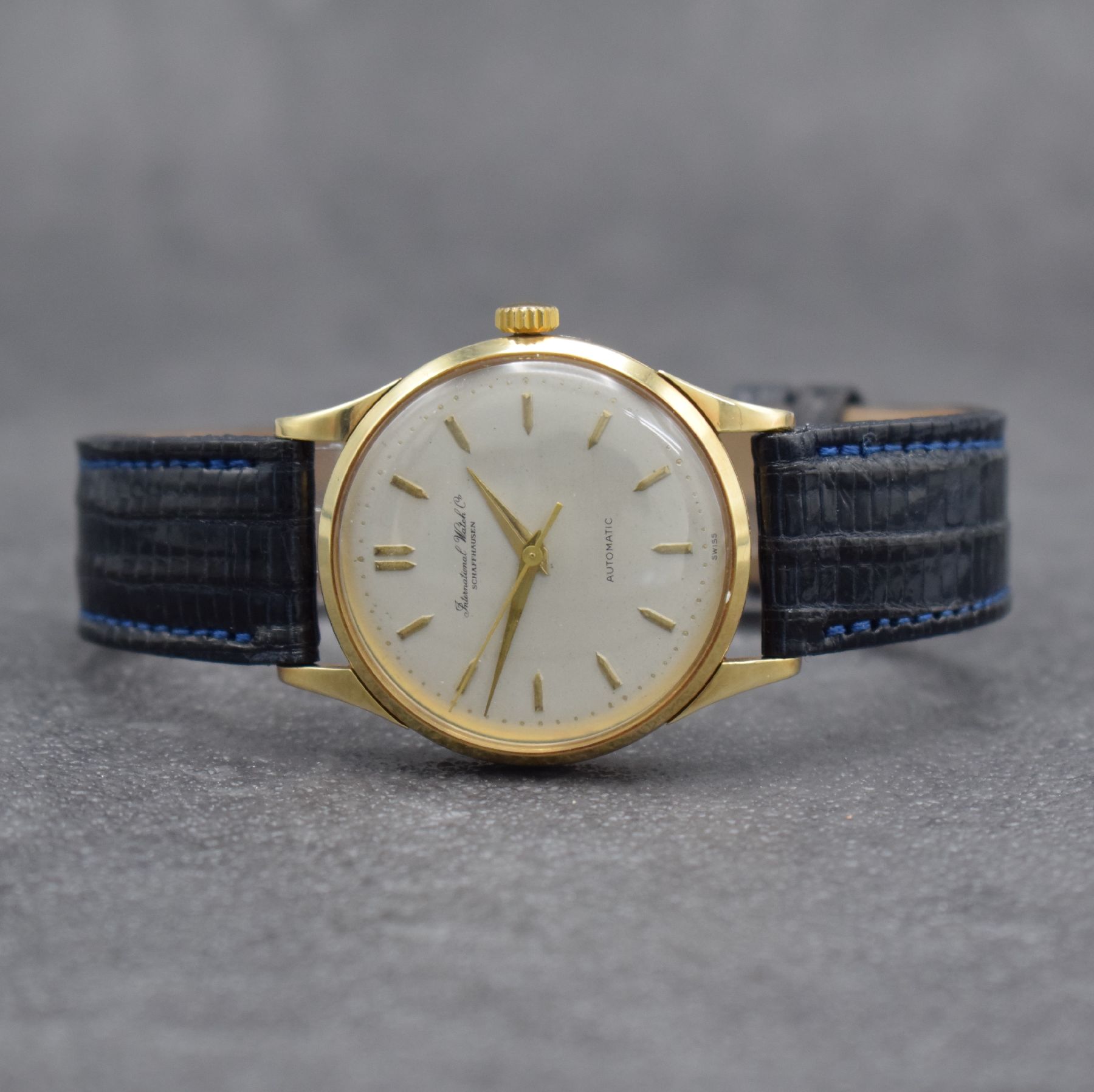 IWC Herrenarmbanduhr in GG 585/000, Schweiz um 1957, Automatik, 3-teil. Geh., Glasrand & Stahlboden aufgedr., Lederband m. moderner IWC Dornschließe ...