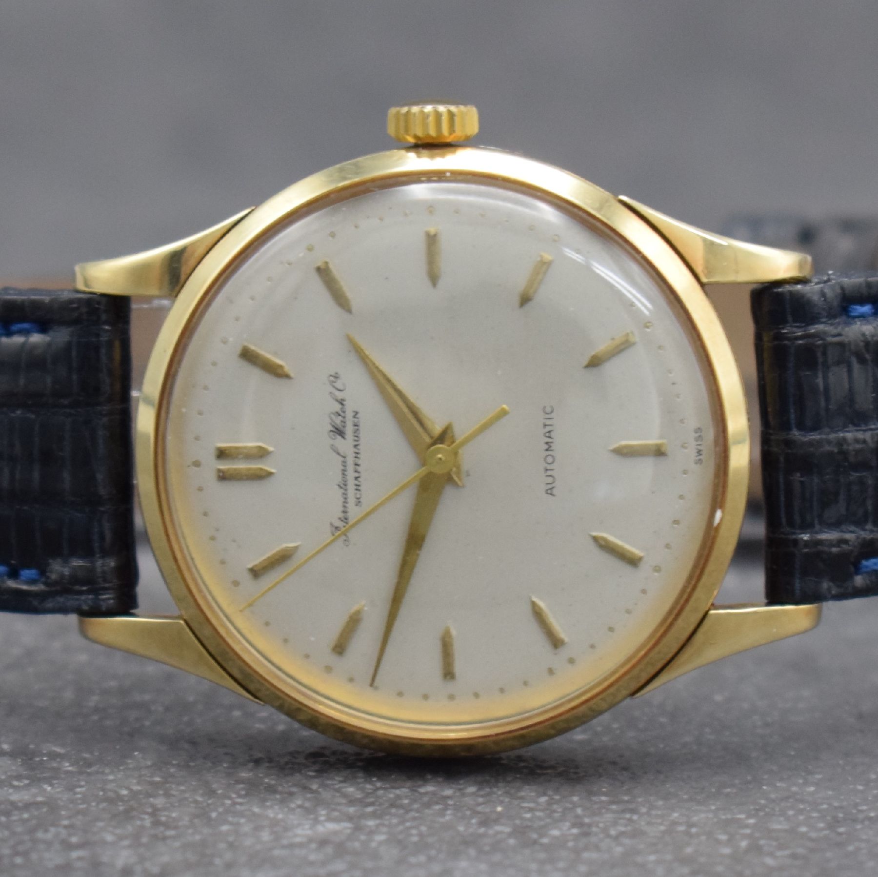 Detail a: IWC Herrenarmbanduhr in GG 585/000, Schweiz um 1957, Automatik, 3-teil. Geh., Glasrand & Stahlboden aufgedr., Lederband m. moderner IWC Dornschließe ...