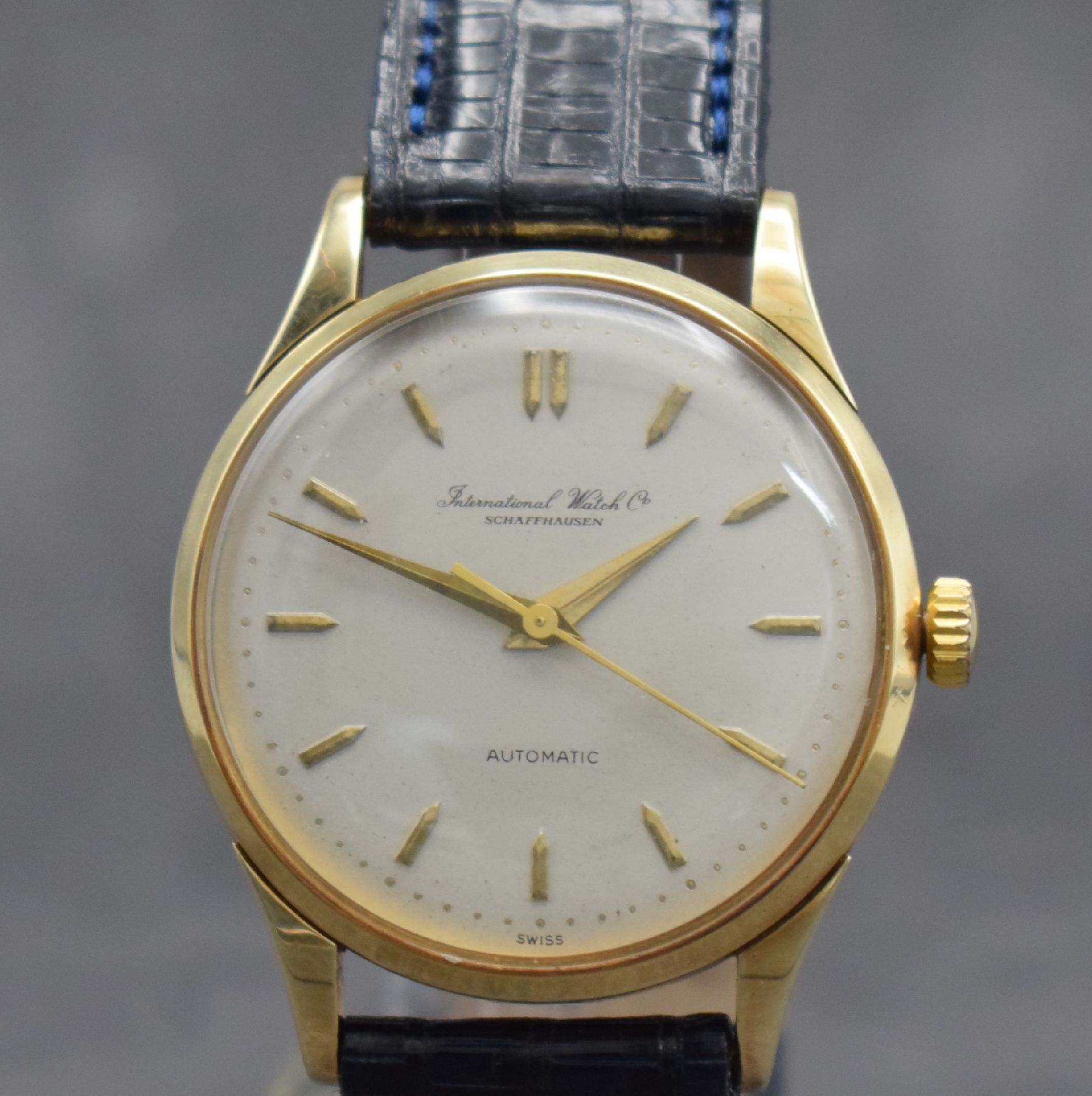 Detail b: IWC Herrenarmbanduhr in GG 585/000, Schweiz um 1957, Automatik, 3-teil. Geh., Glasrand & Stahlboden aufgedr., Lederband m. moderner IWC Dornschließe ...