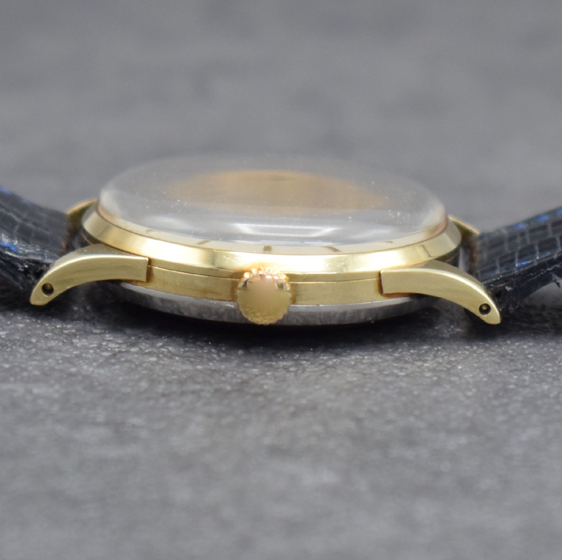 Detail c: IWC Herrenarmbanduhr in GG 585/000, Schweiz um 1957, Automatik, 3-teil. Geh., Glasrand & Stahlboden aufgedr., Lederband m. moderner IWC Dornschließe ...