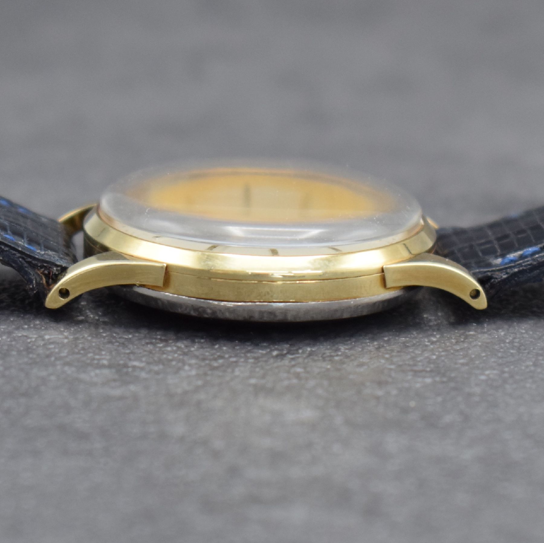 Detail d: IWC Herrenarmbanduhr in GG 585/000, Schweiz um 1957, Automatik, 3-teil. Geh., Glasrand & Stahlboden aufgedr., Lederband m. moderner IWC Dornschließe ...