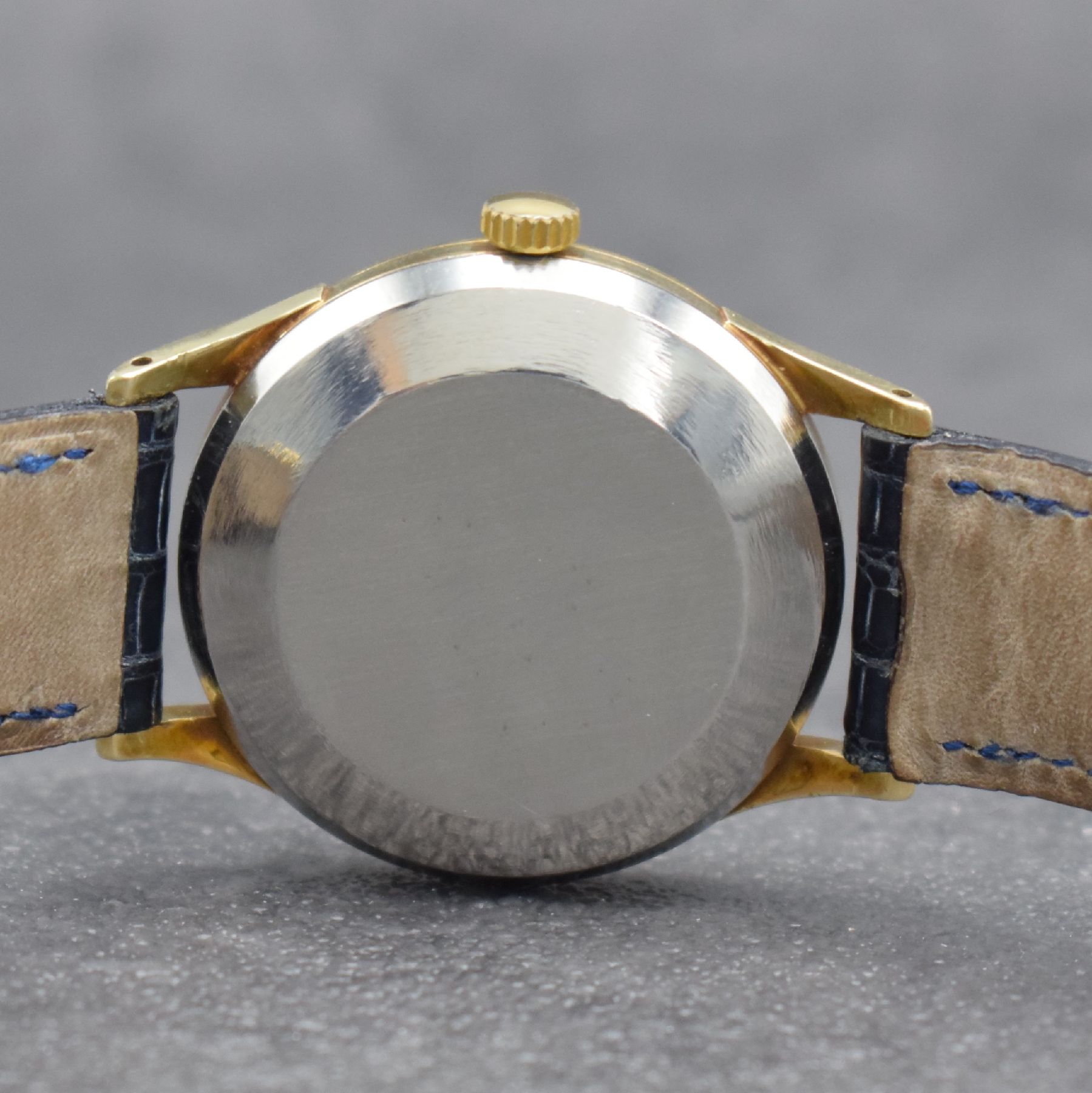 Detail e: IWC Herrenarmbanduhr in GG 585/000, Schweiz um 1957, Automatik, 3-teil. Geh., Glasrand & Stahlboden aufgedr., Lederband m. moderner IWC Dornschließe ...