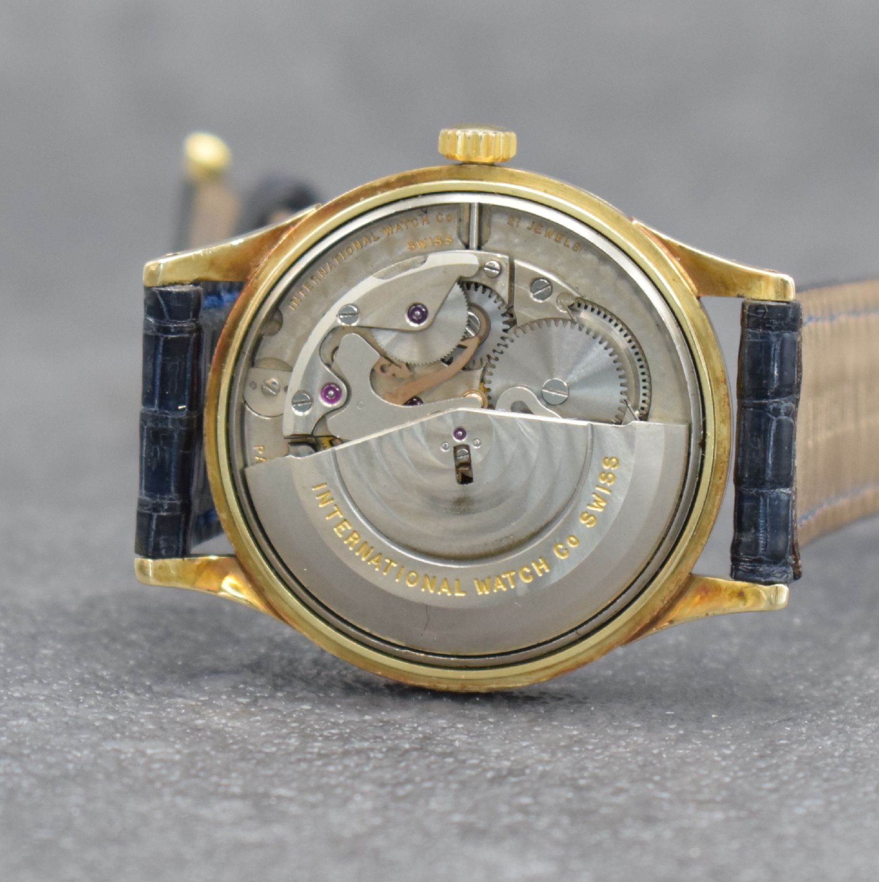Detail f: IWC Herrenarmbanduhr in GG 585/000, Schweiz um 1957, Automatik, 3-teil. Geh., Glasrand & Stahlboden aufgedr., Lederband m. moderner IWC Dornschließe ...
