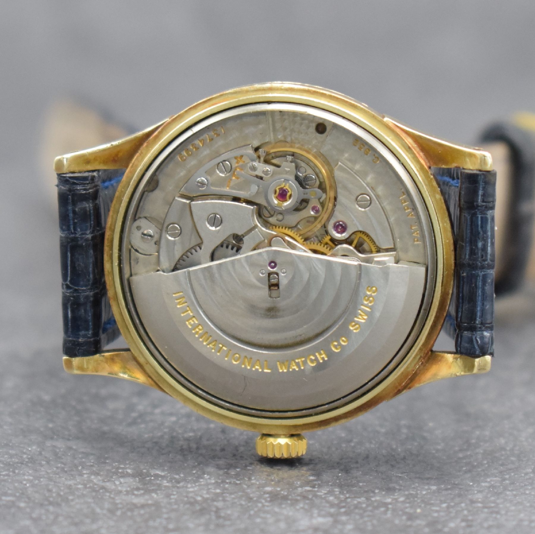 Detail g: IWC Herrenarmbanduhr in GG 585/000, Schweiz um 1957, Automatik, 3-teil. Geh., Glasrand & Stahlboden aufgedr., Lederband m. moderner IWC Dornschließe ...