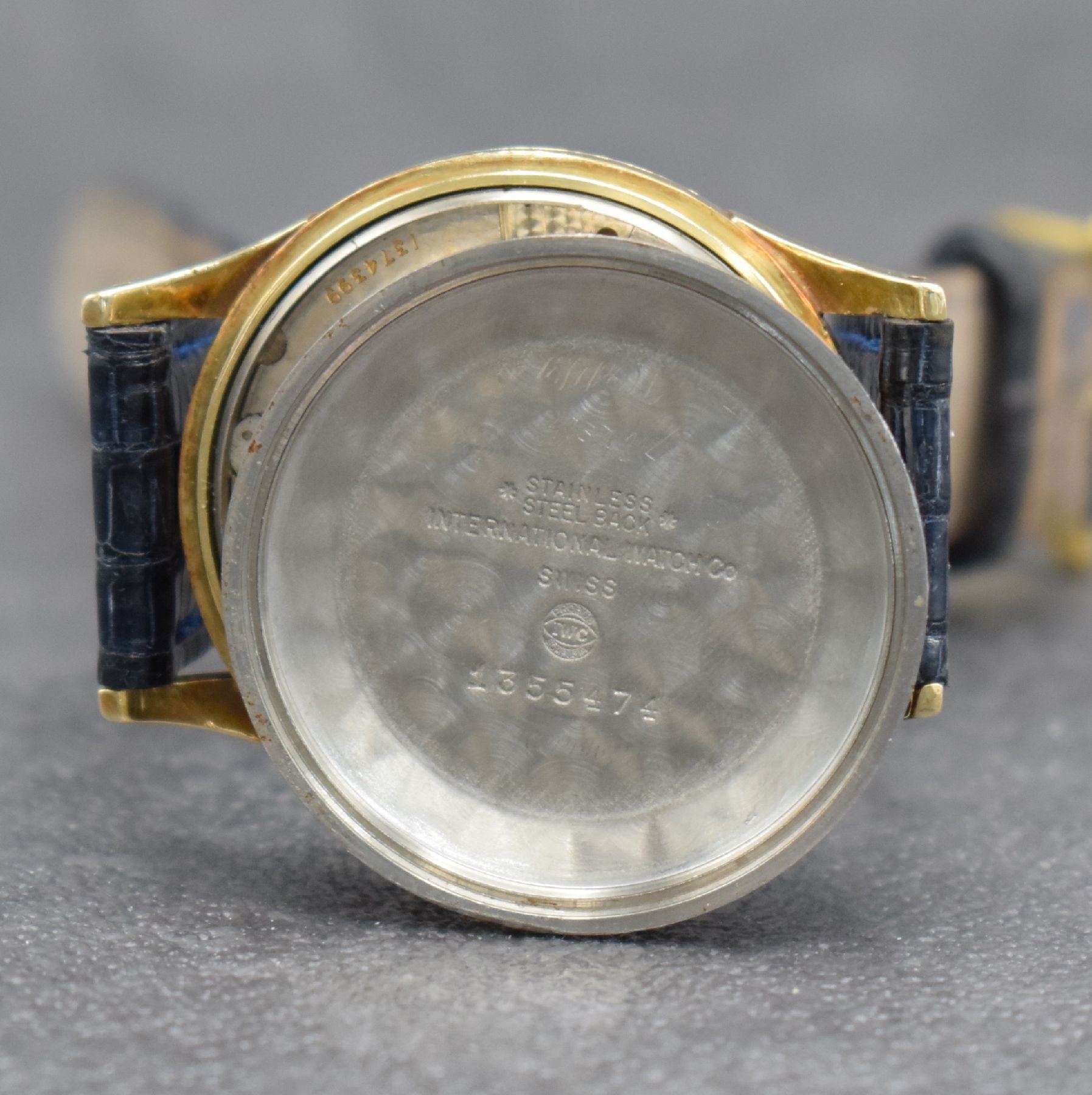 Detail h: IWC Herrenarmbanduhr in GG 585/000, Schweiz um 1957, Automatik, 3-teil. Geh., Glasrand & Stahlboden aufgedr., Lederband m. moderner IWC Dornschließe ...