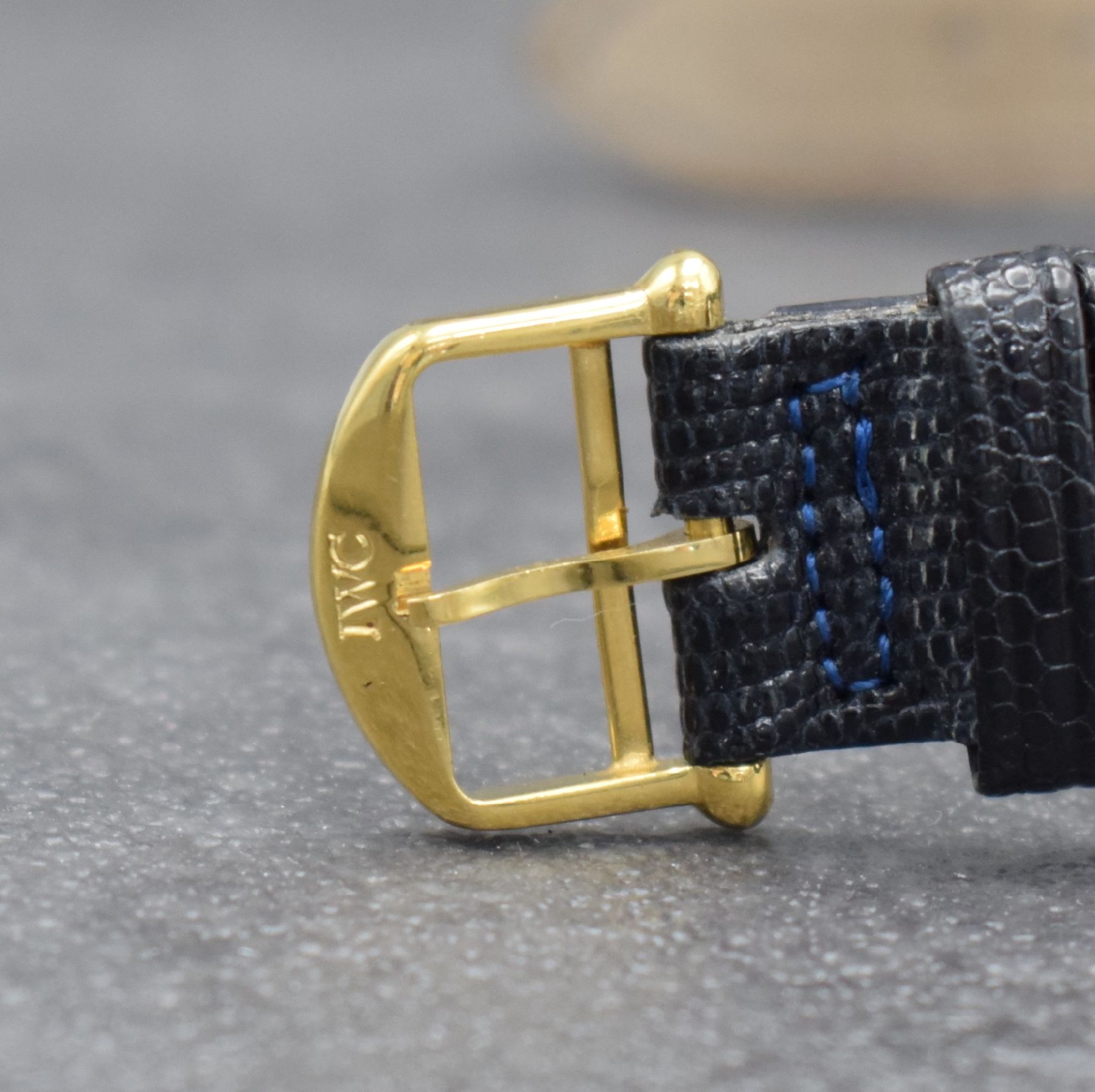 Detail i: IWC Herrenarmbanduhr in GG 585/000, Schweiz um 1957, Automatik, 3-teil. Geh., Glasrand & Stahlboden aufgedr., Lederband m. moderner IWC Dornschließe ...