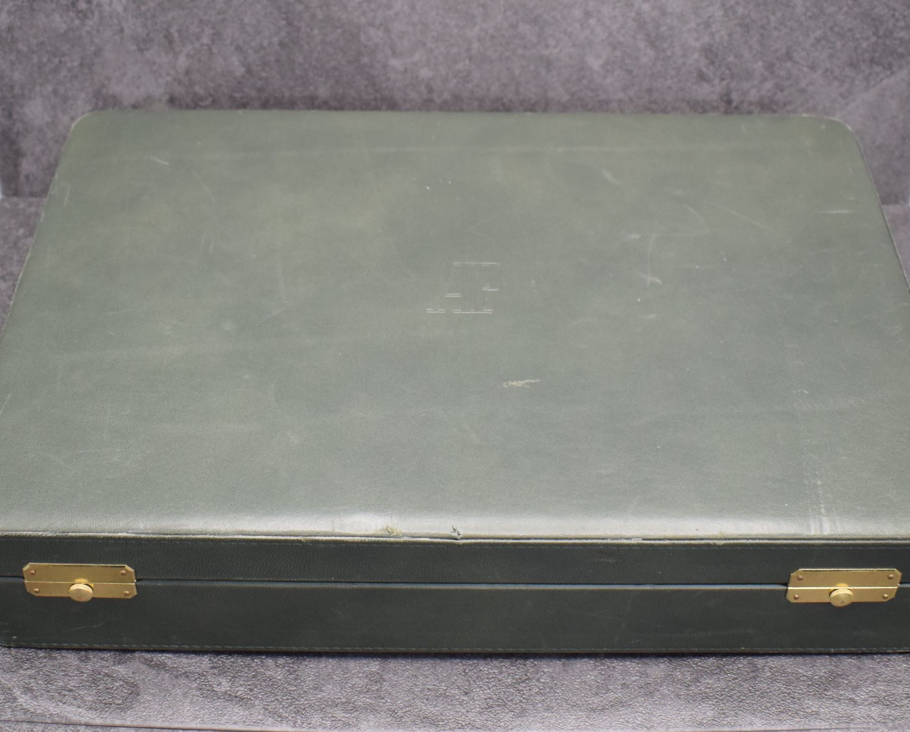 Detail a: AUDEMARS PIQUET Vorlage-Etui für 9 Armbanduhren, mit grünem Leder bezogen, Deckel außen im Zentrum m. AP Prägung, 2 verg. Schlösser, innen mit ...