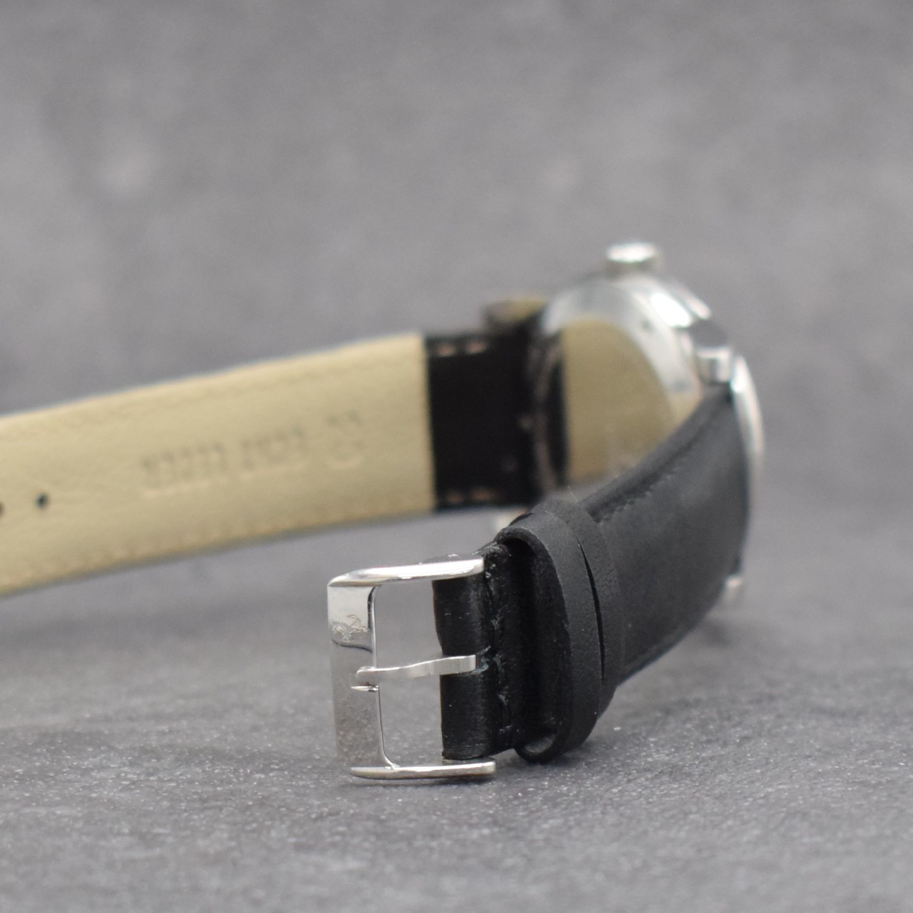 Detail d: GIRARD PERREGAUX Herrenarmbanduhr pour Ferrari in Stahl, Schweiz um 2000, Automatik, Ref. 8025, Edelstahlgeh., Boden 6-fach verschr., neutr. ...
