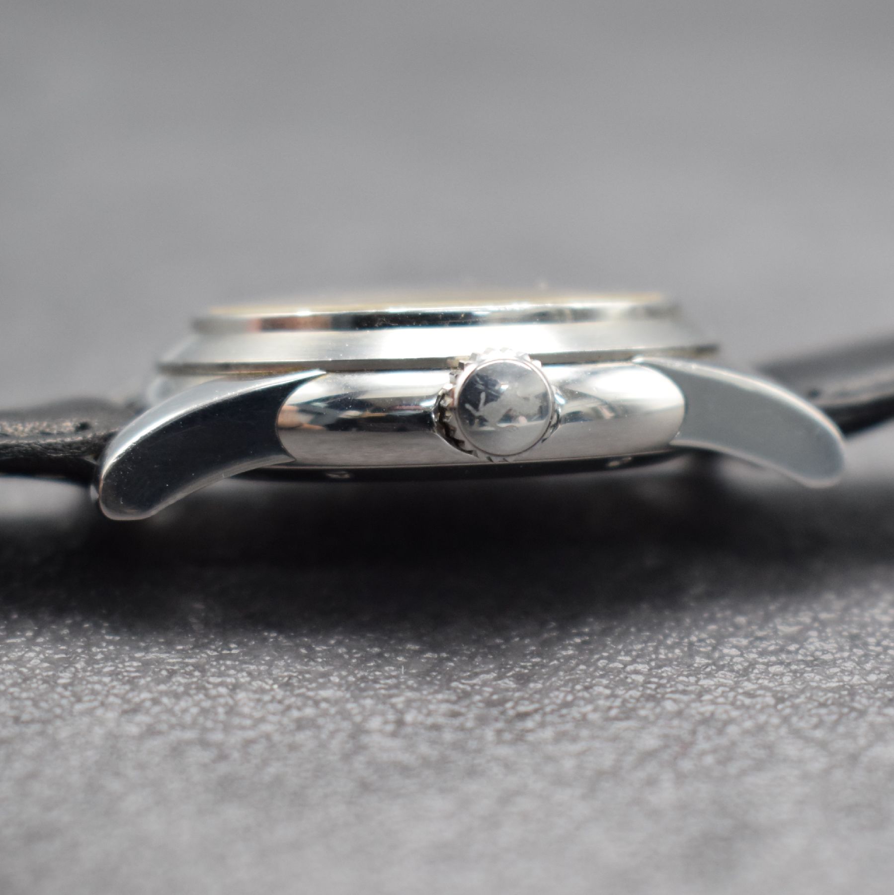 Detail e: GIRARD PERREGAUX Herrenarmbanduhr pour Ferrari in Stahl, Schweiz um 2000, Automatik, Ref. 8025, Edelstahlgeh., Boden 6-fach verschr., neutr. ...