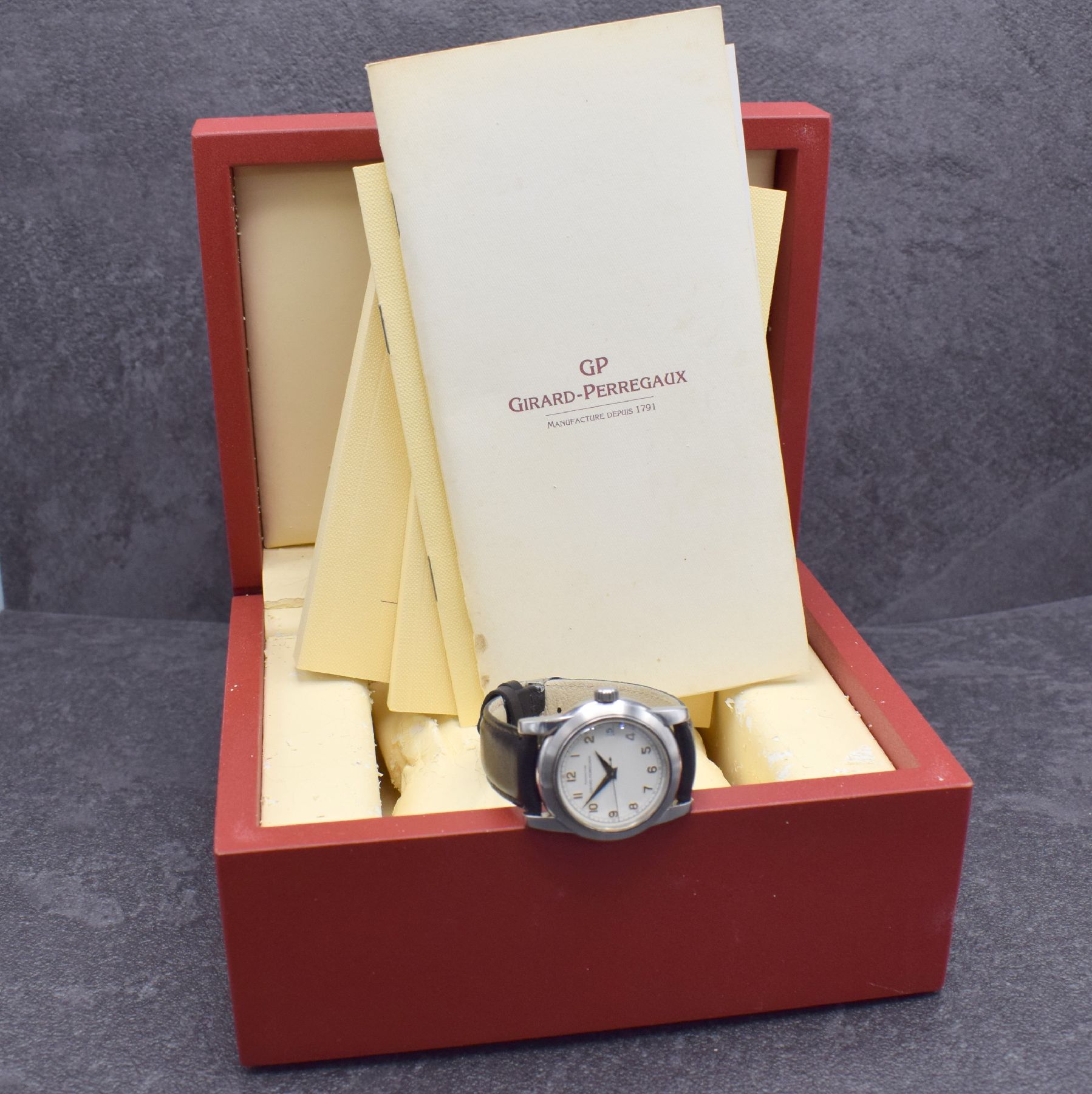 Detail h: GIRARD PERREGAUX Herrenarmbanduhr pour Ferrari in Stahl, Schweiz um 2000, Automatik, Ref. 8025, Edelstahlgeh., Boden 6-fach verschr., neutr. ...