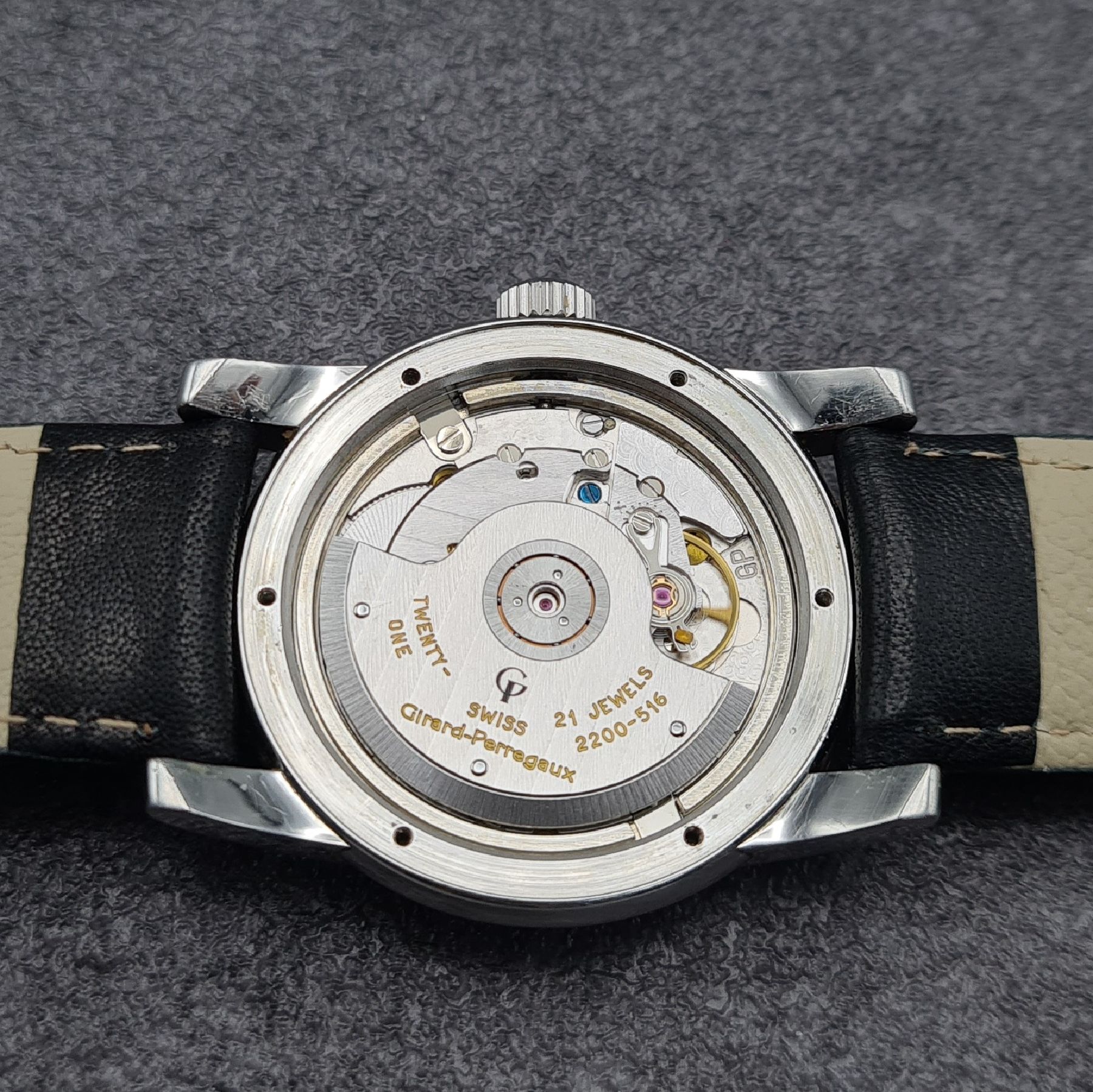 Detail i: GIRARD PERREGAUX Herrenarmbanduhr pour Ferrari in Stahl, Schweiz um 2000, Automatik, Ref. 8025, Edelstahlgeh., Boden 6-fach verschr., neutr. ...