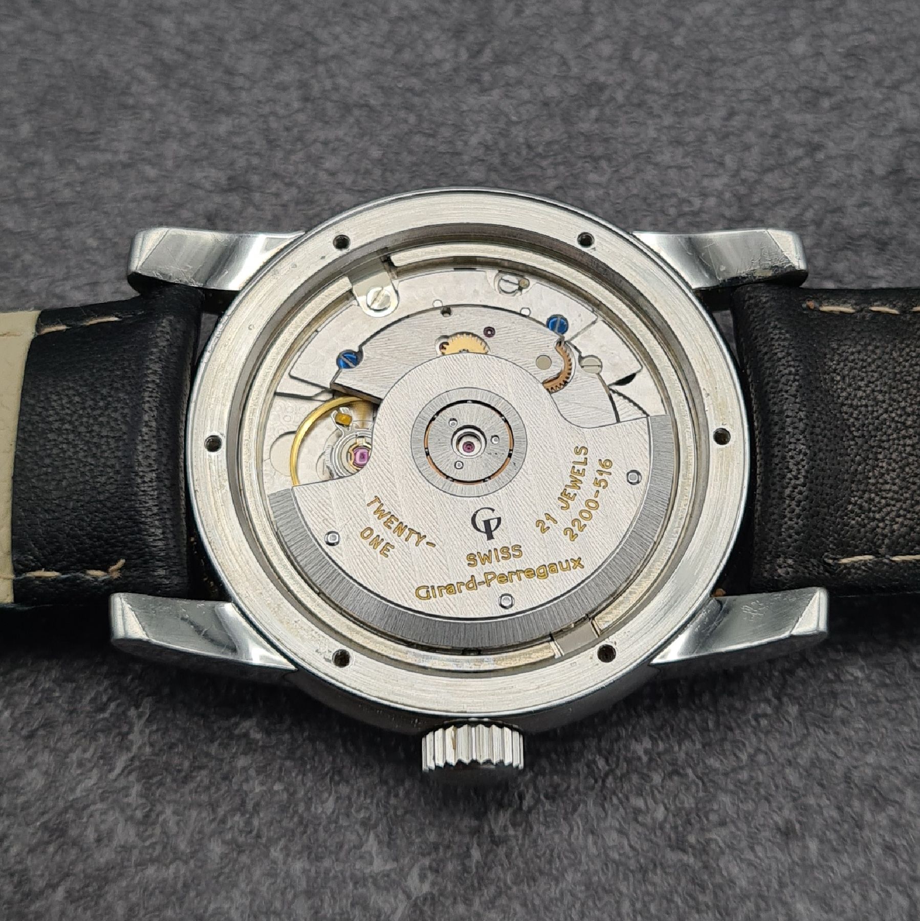 Detail j: GIRARD PERREGAUX Herrenarmbanduhr pour Ferrari in Stahl, Schweiz um 2000, Automatik, Ref. 8025, Edelstahlgeh., Boden 6-fach verschr., neutr. ...