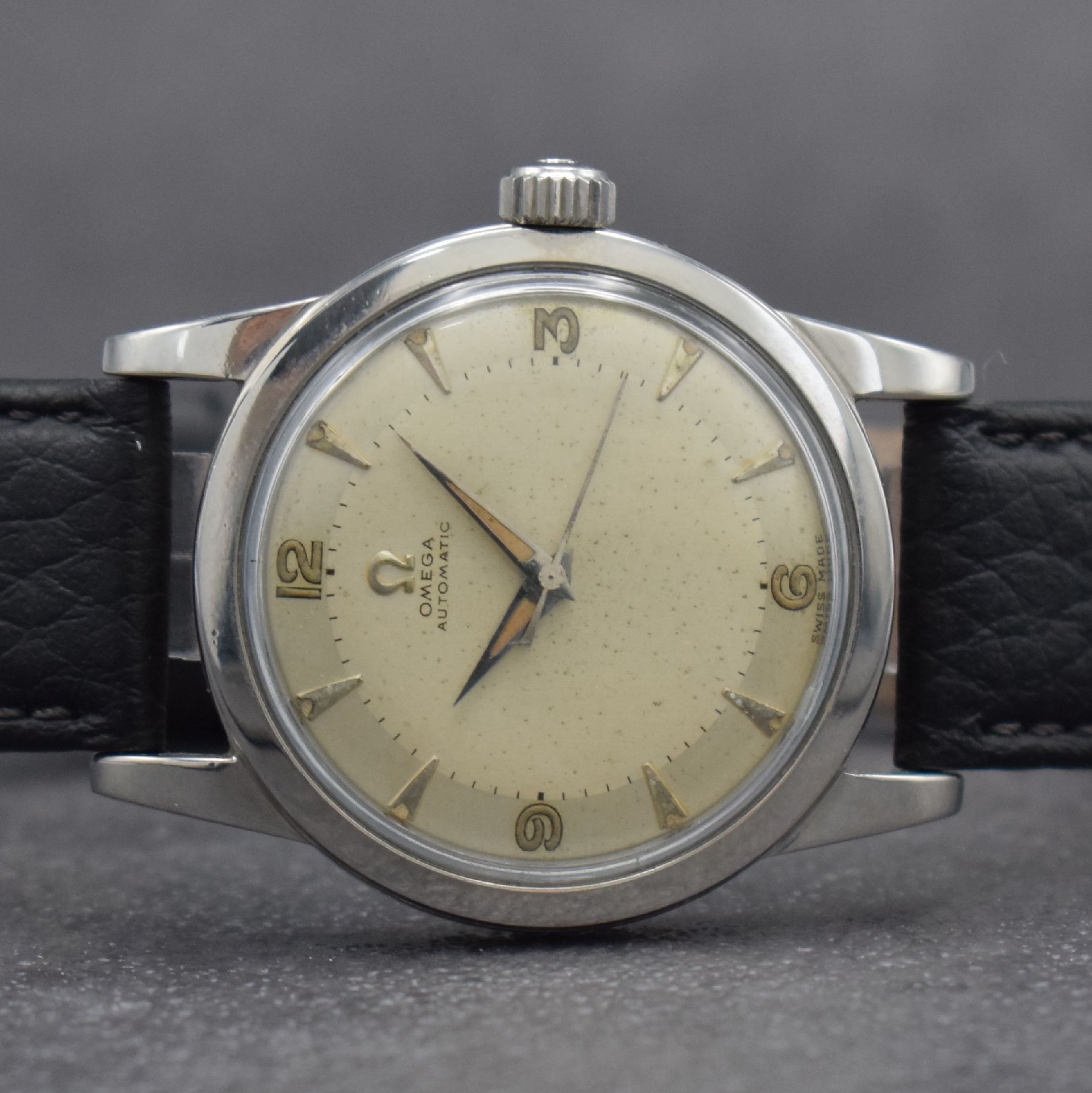 Detail a: OMEGA Herrenarmbanduhr mit Hammerautomatik Ref. 2577-1, Schweiz um 1950, Edelstahlgeh. m. geschr. Boden, silb. Zifferbl. m. aufges. Std.-Ind. fl., ...