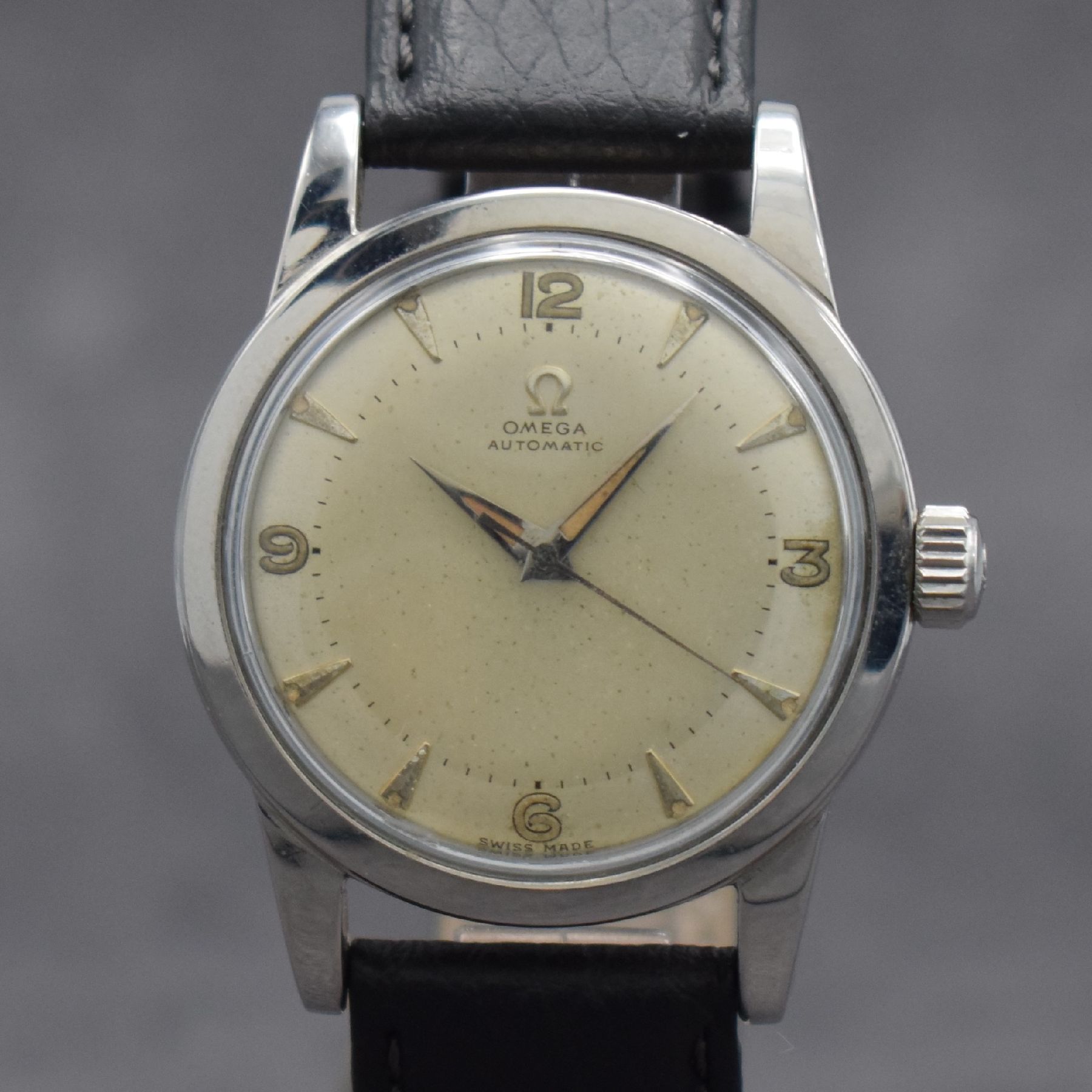 Detail c: OMEGA Herrenarmbanduhr mit Hammerautomatik Ref. 2577-1, Schweiz um 1950, Edelstahlgeh. m. geschr. Boden, silb. Zifferbl. m. aufges. Std.-Ind. fl., ...