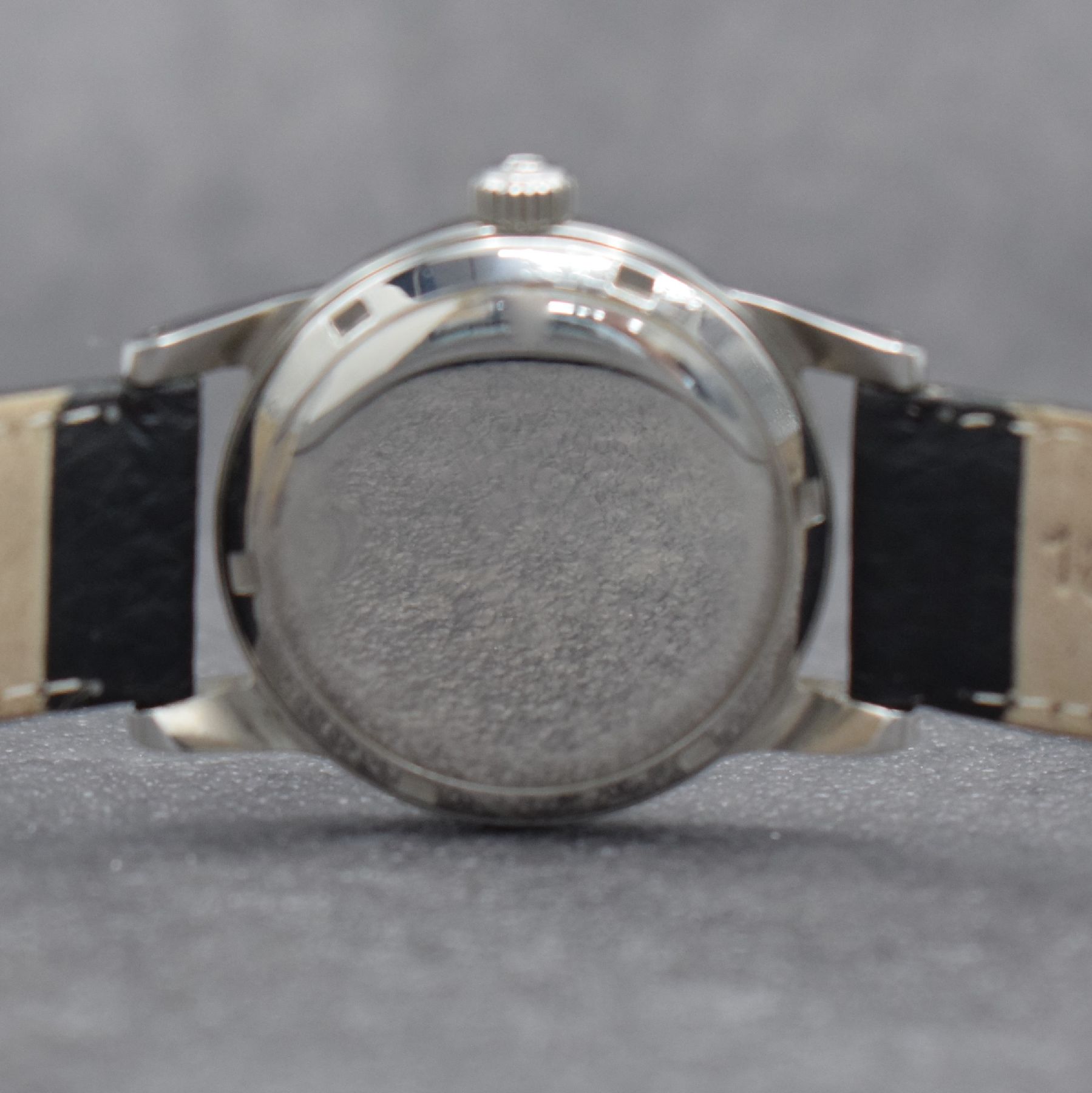 Detail e: OMEGA Herrenarmbanduhr mit Hammerautomatik Ref. 2577-1, Schweiz um 1950, Edelstahlgeh. m. geschr. Boden, silb. Zifferbl. m. aufges. Std.-Ind. fl., ...