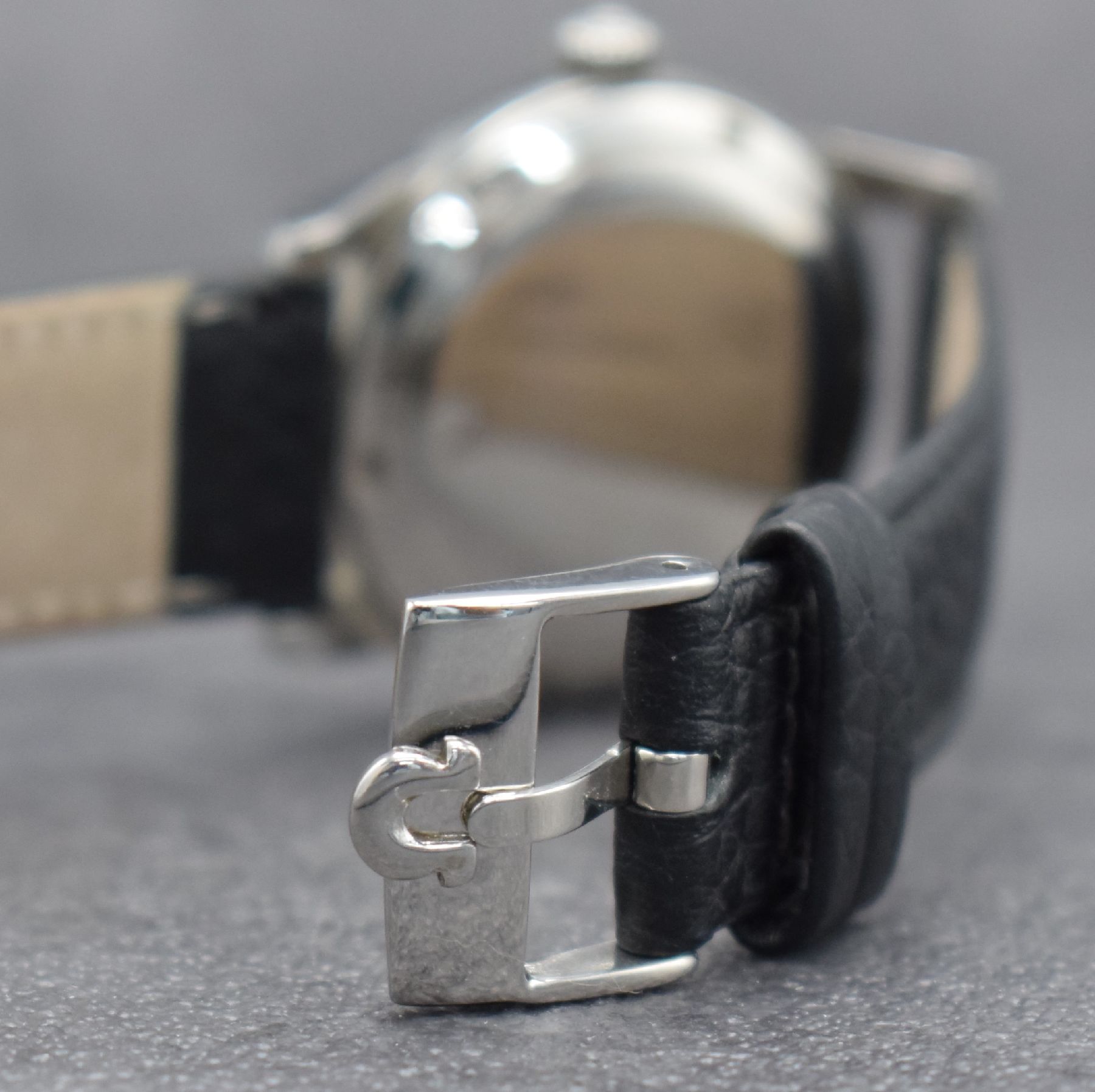 Detail f: OMEGA Herrenarmbanduhr mit Hammerautomatik Ref. 2577-1, Schweiz um 1950, Edelstahlgeh. m. geschr. Boden, silb. Zifferbl. m. aufges. Std.-Ind. fl., ...