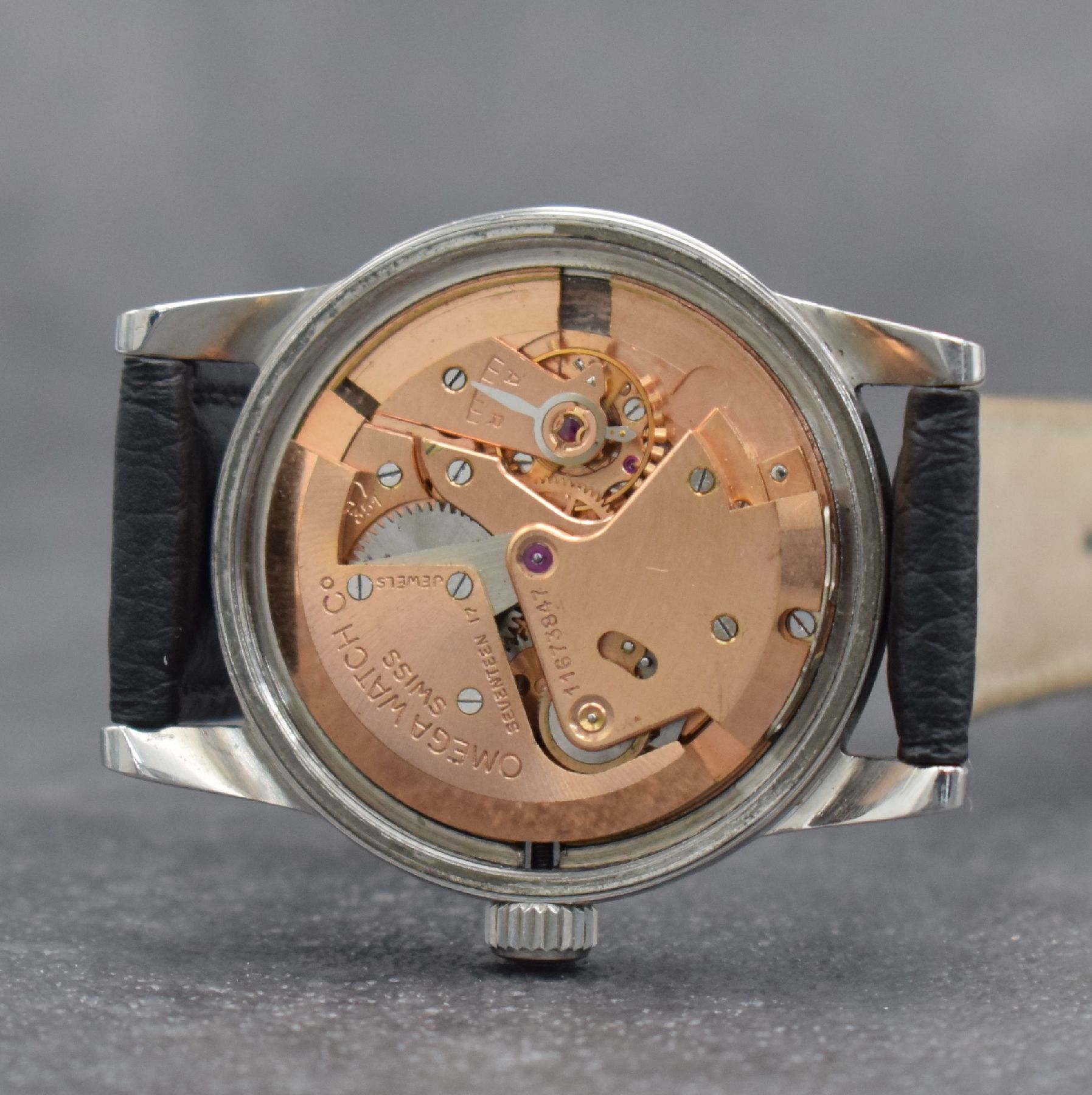 Detail g: OMEGA Herrenarmbanduhr mit Hammerautomatik Ref. 2577-1, Schweiz um 1950, Edelstahlgeh. m. geschr. Boden, silb. Zifferbl. m. aufges. Std.-Ind. fl., ...
