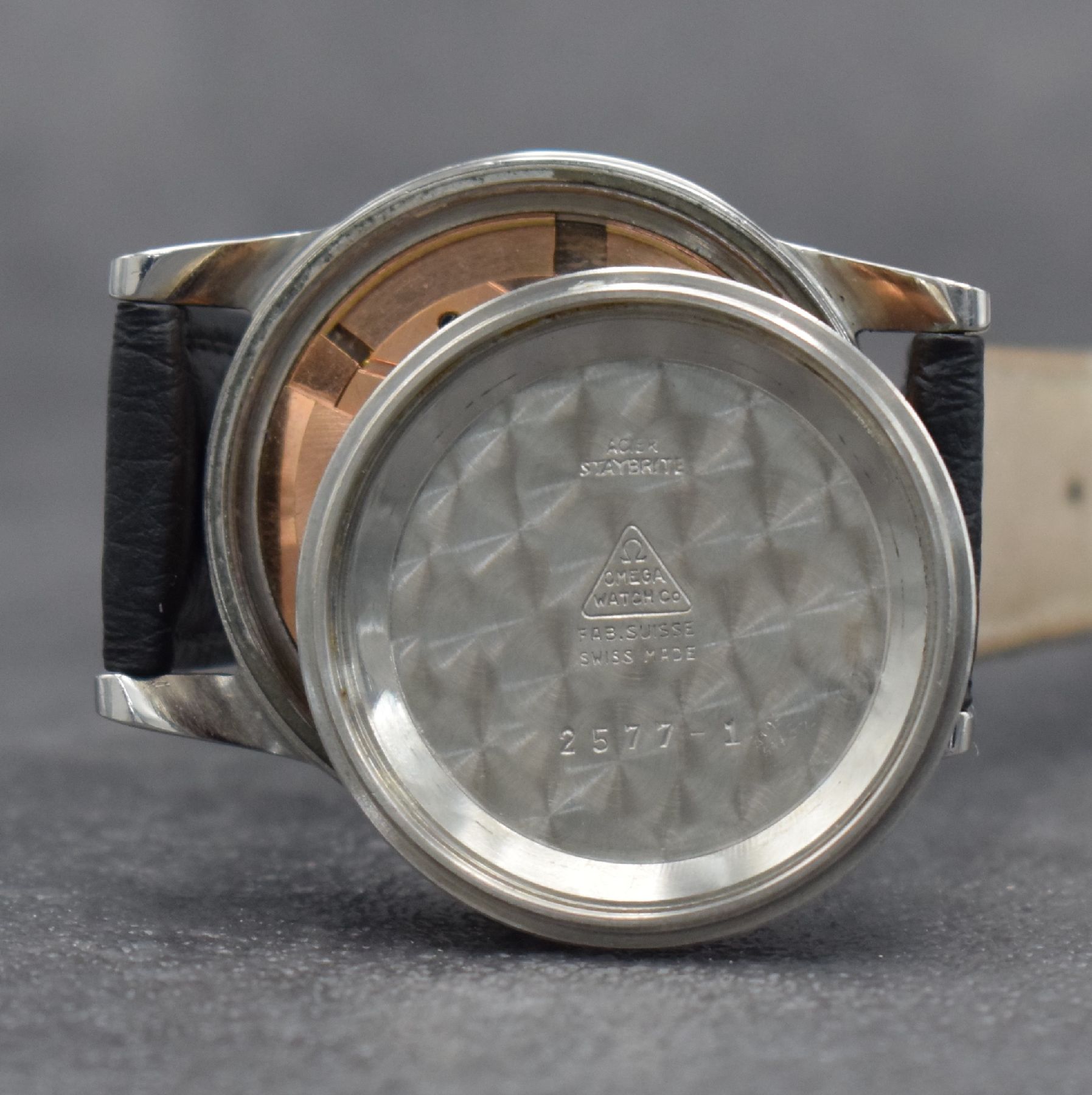 Detail h: OMEGA Herrenarmbanduhr mit Hammerautomatik Ref. 2577-1, Schweiz um 1950, Edelstahlgeh. m. geschr. Boden, silb. Zifferbl. m. aufges. Std.-Ind. fl., ...